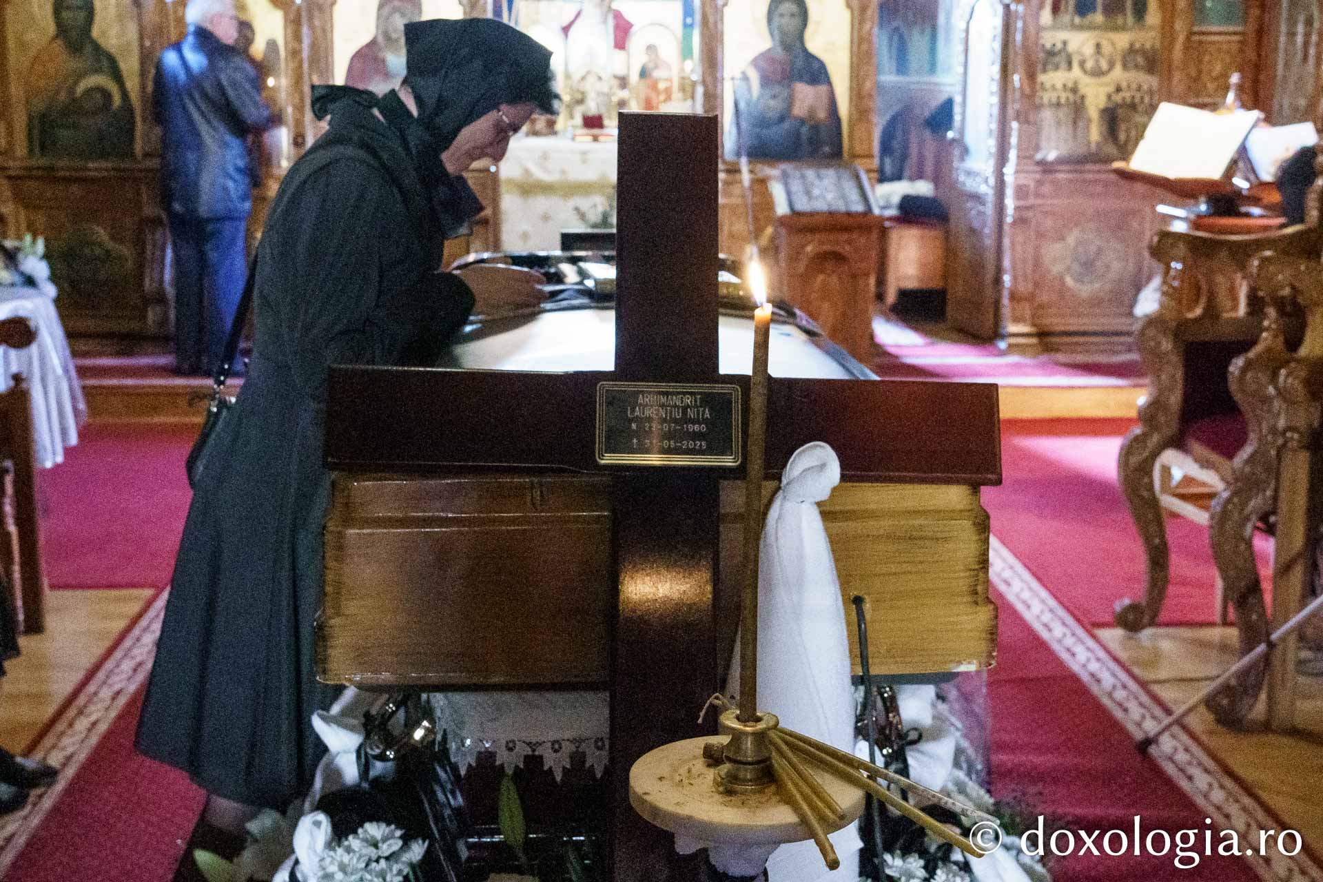 Zeci de credincioși și clerici, la slujba de înmormântare a părintelui Laurențiu Niță