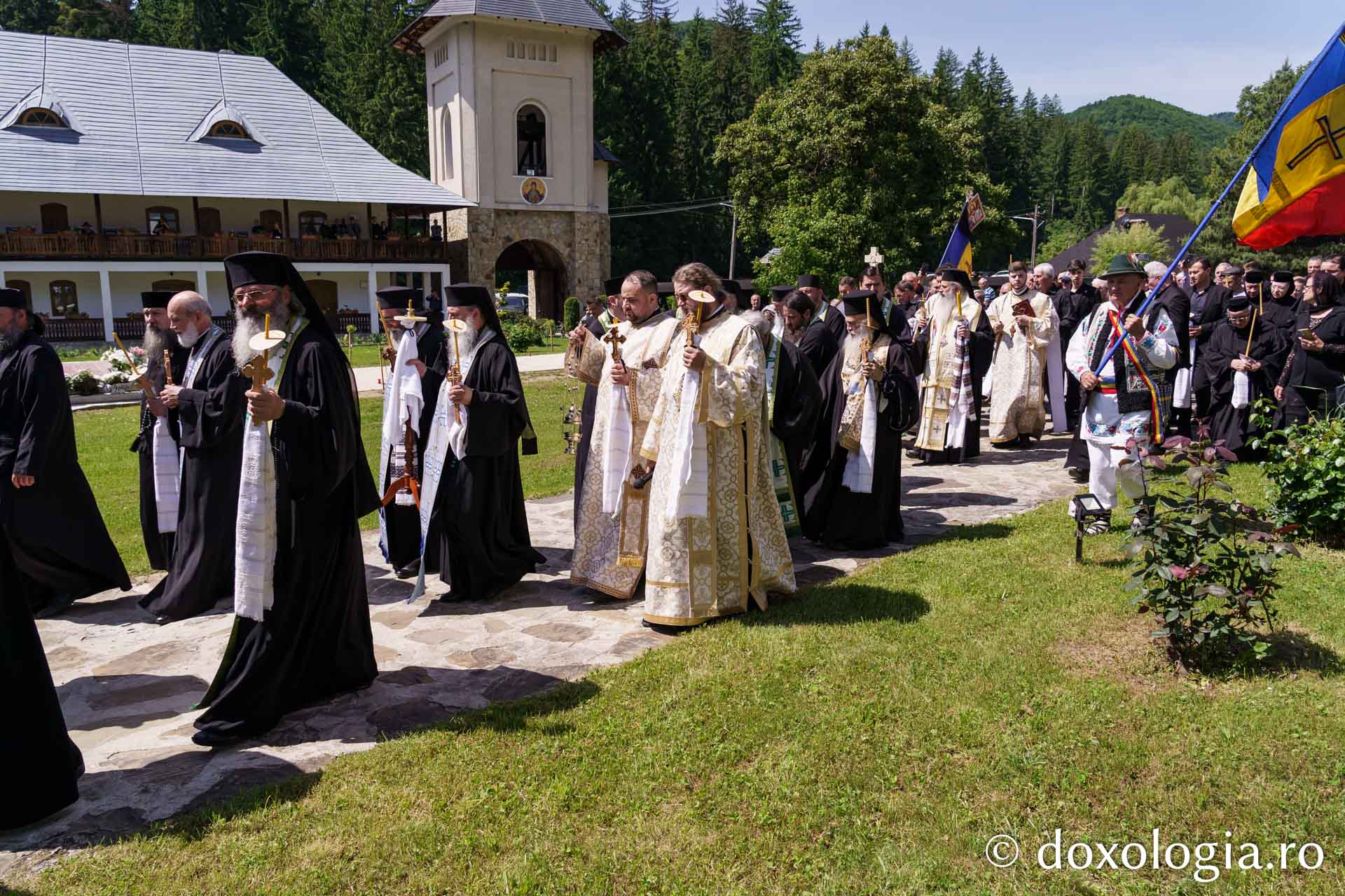 Zeci de credincioși și clerici, la slujba de înmormântare a părintelui Laurențiu Niță