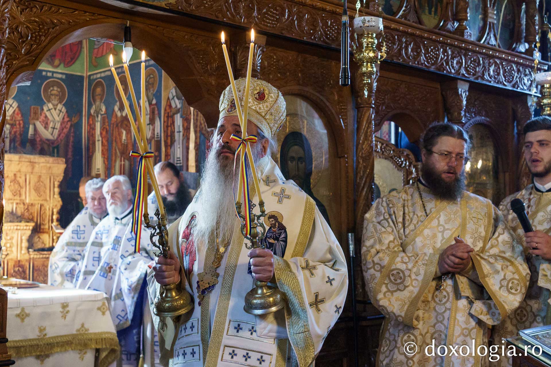 Zeci de credincioși și clerici, la slujba de înmormântare a părintelui Laurențiu Niță
