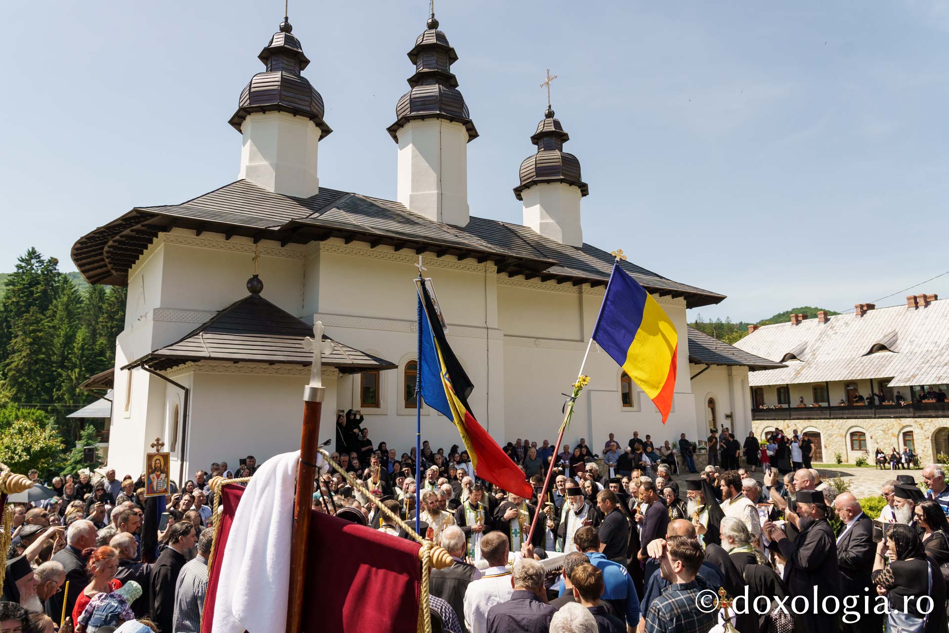 Zeci de credincioși și clerici, la slujba de înmormântare a părintelui Laurențiu Niță