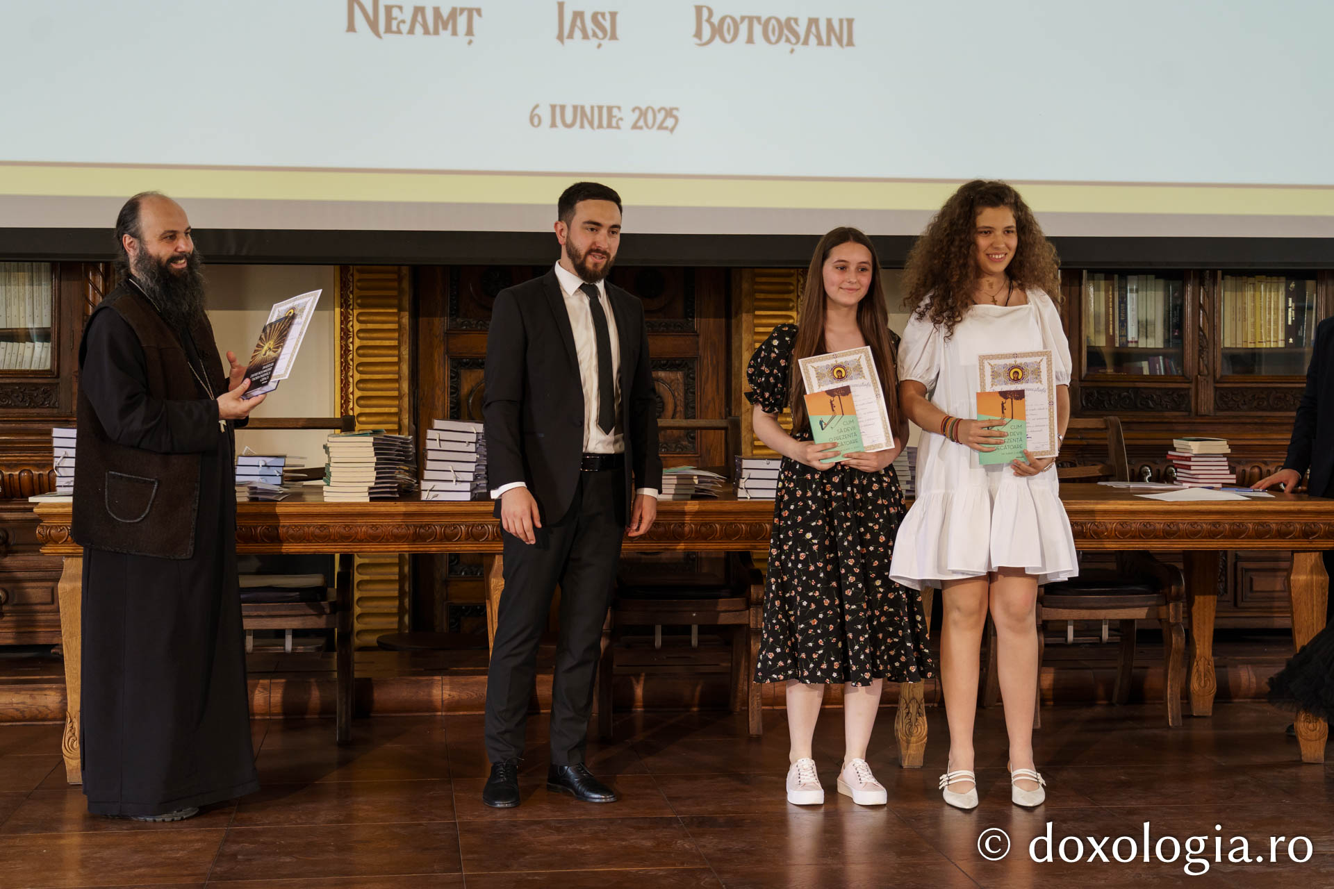 Arhiepiscopia Iașilor a premiat 67 de elevi olimpici pentru rezultate remarcabile Arhiepiscopia Iașilor a premiat 67 de elevi olimpici pentru rezultate remarcabile