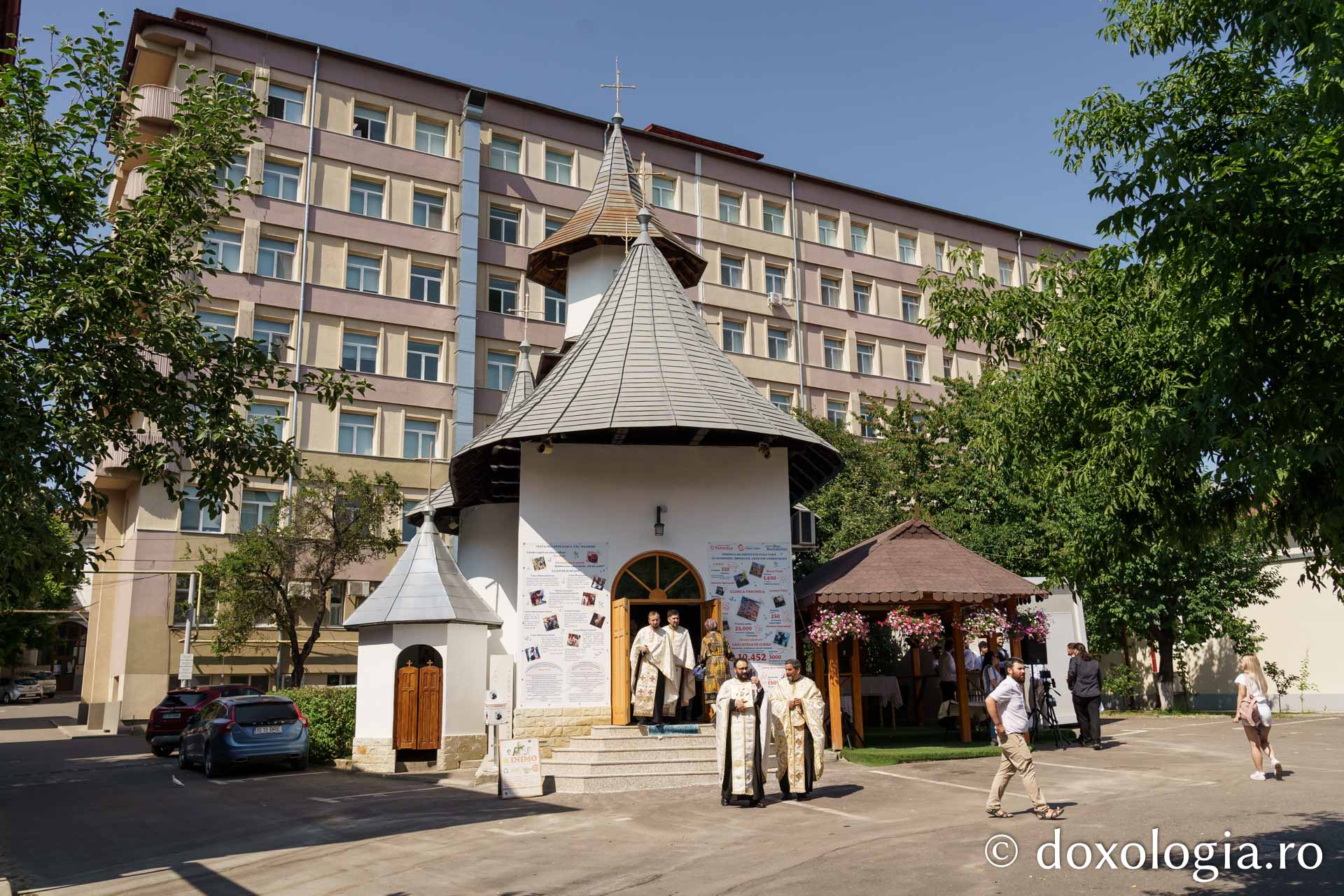 IPS Teofan a slujit la Maternitatea „Cuza Vodă” și a sfințit pictura paraclisului Clinicii „Veronica”