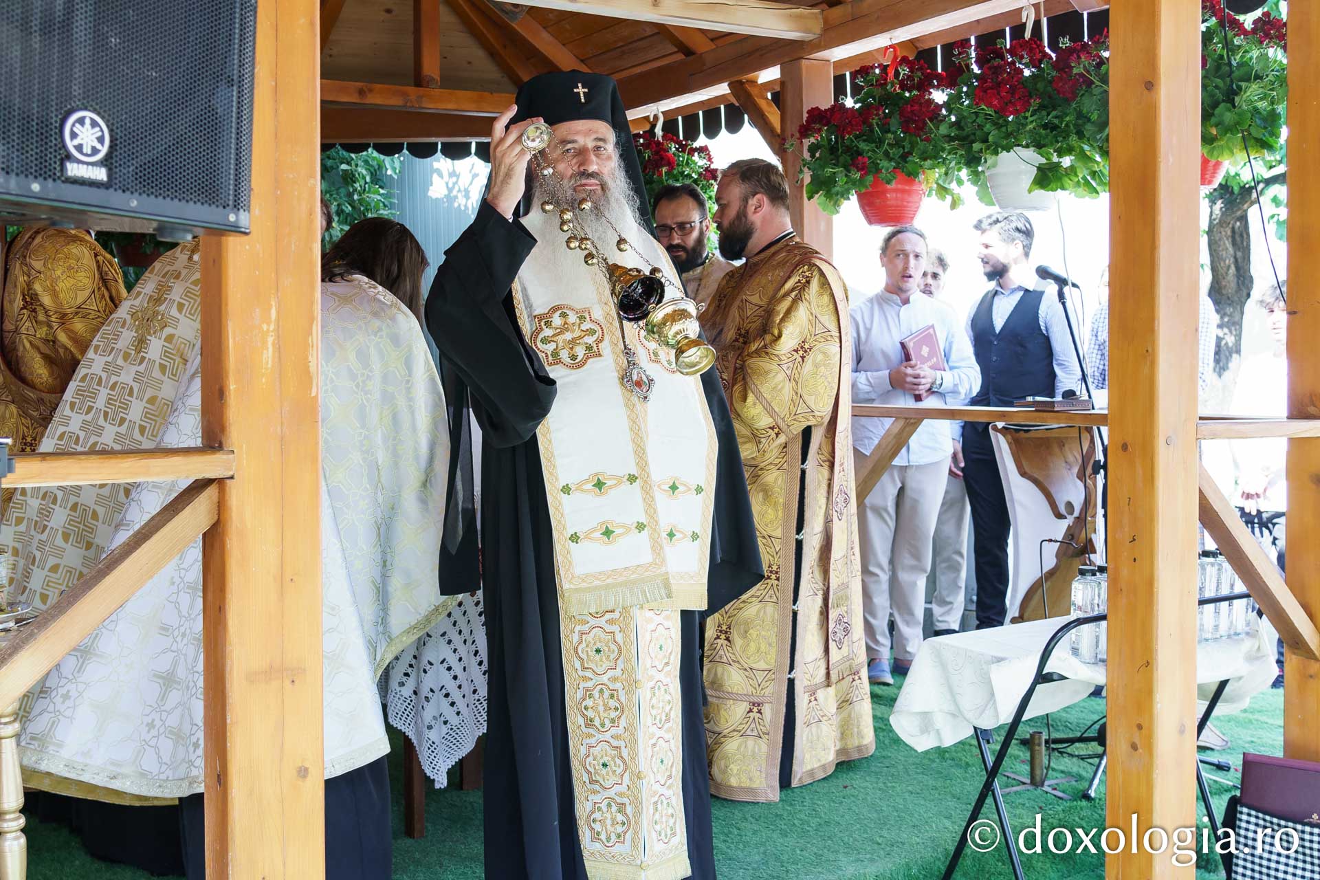 IPS Teofan a slujit la Maternitatea „Cuza Vodă” și a sfințit pictura paraclisului Clinicii „Veronica” / Foto: Mihail Vrăjitoru IPS Teofan a slujit la Maternitatea „Cuza Vodă” și a sfințit pictura paraclisului Clinicii „Veronica”