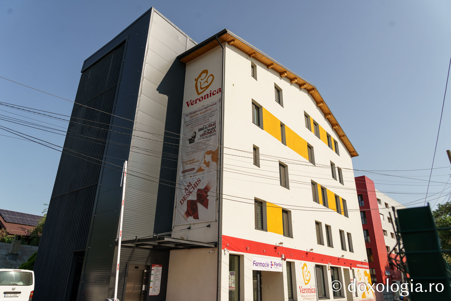 IPS Teofan a slujit la Maternitatea „Cuza Vodă” și a sfințit pictura paraclisului Clinicii „Veronica”