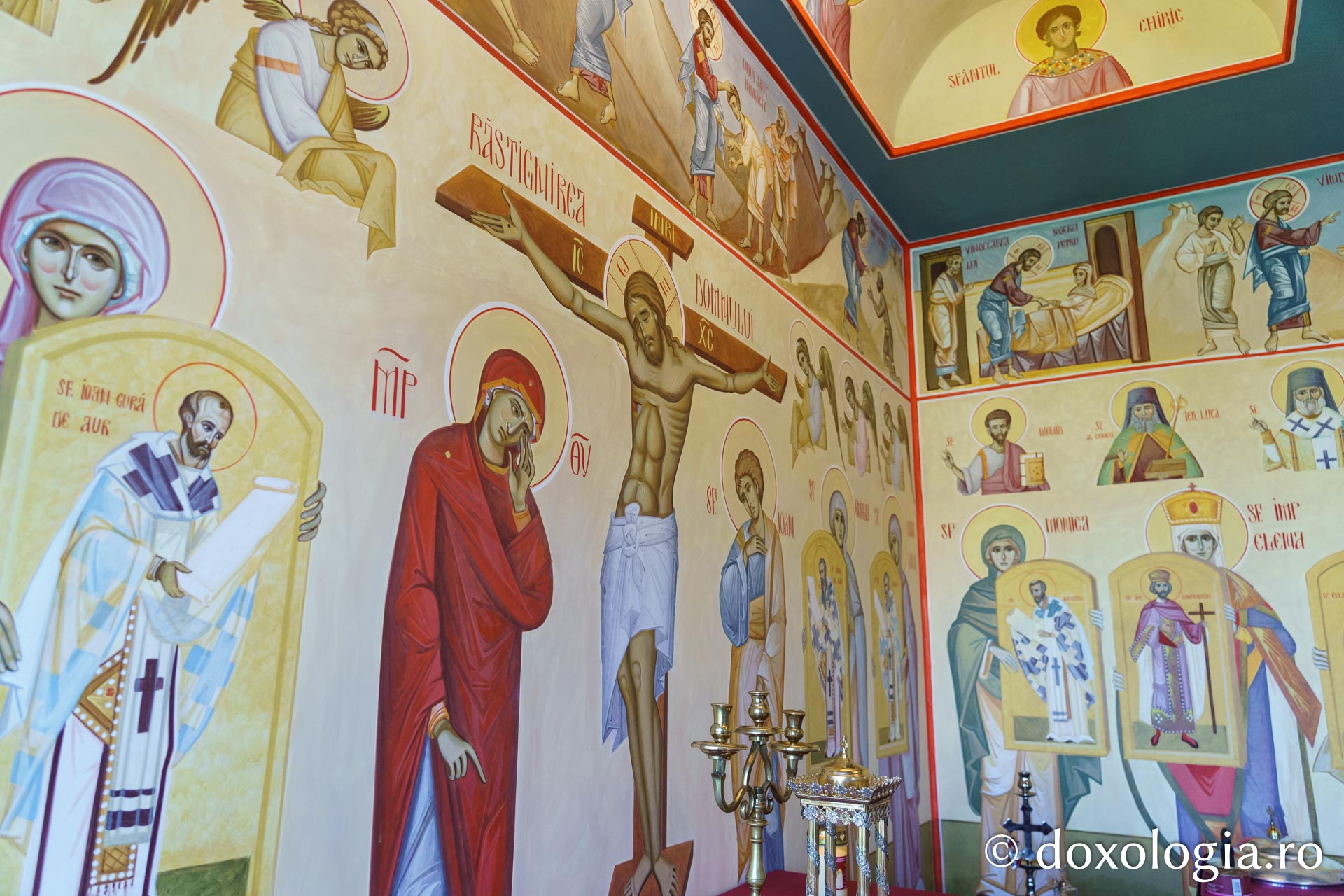 IPS Teofan a slujit la Maternitatea „Cuza Vodă” și a sfințit pictura paraclisului Clinicii „Veronica”