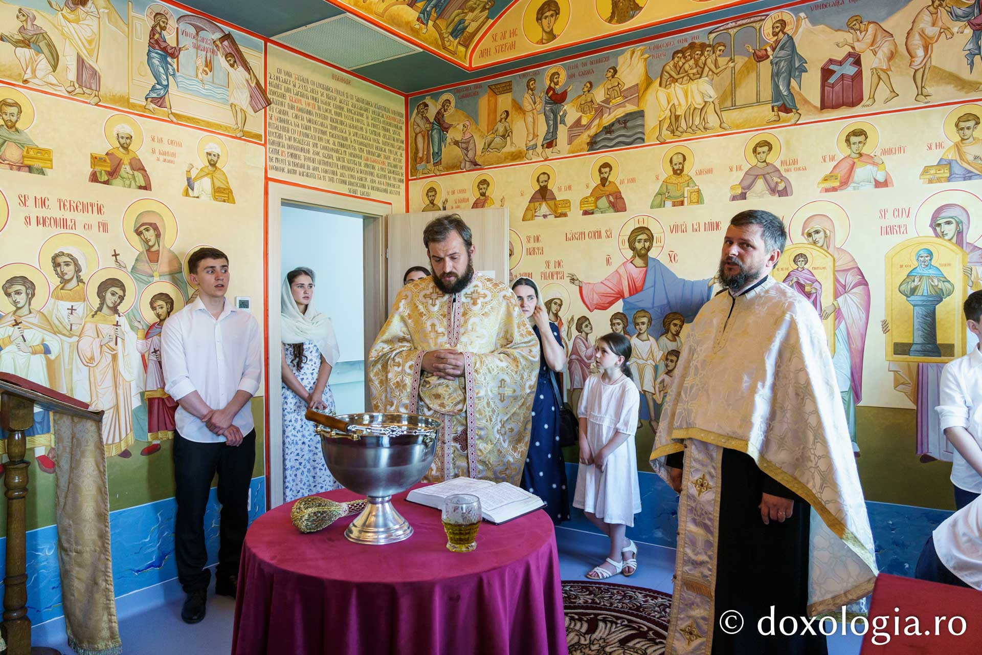 IPS Teofan a slujit la Maternitatea „Cuza Vodă” și a sfințit pictura paraclisului Clinicii „Veronica”