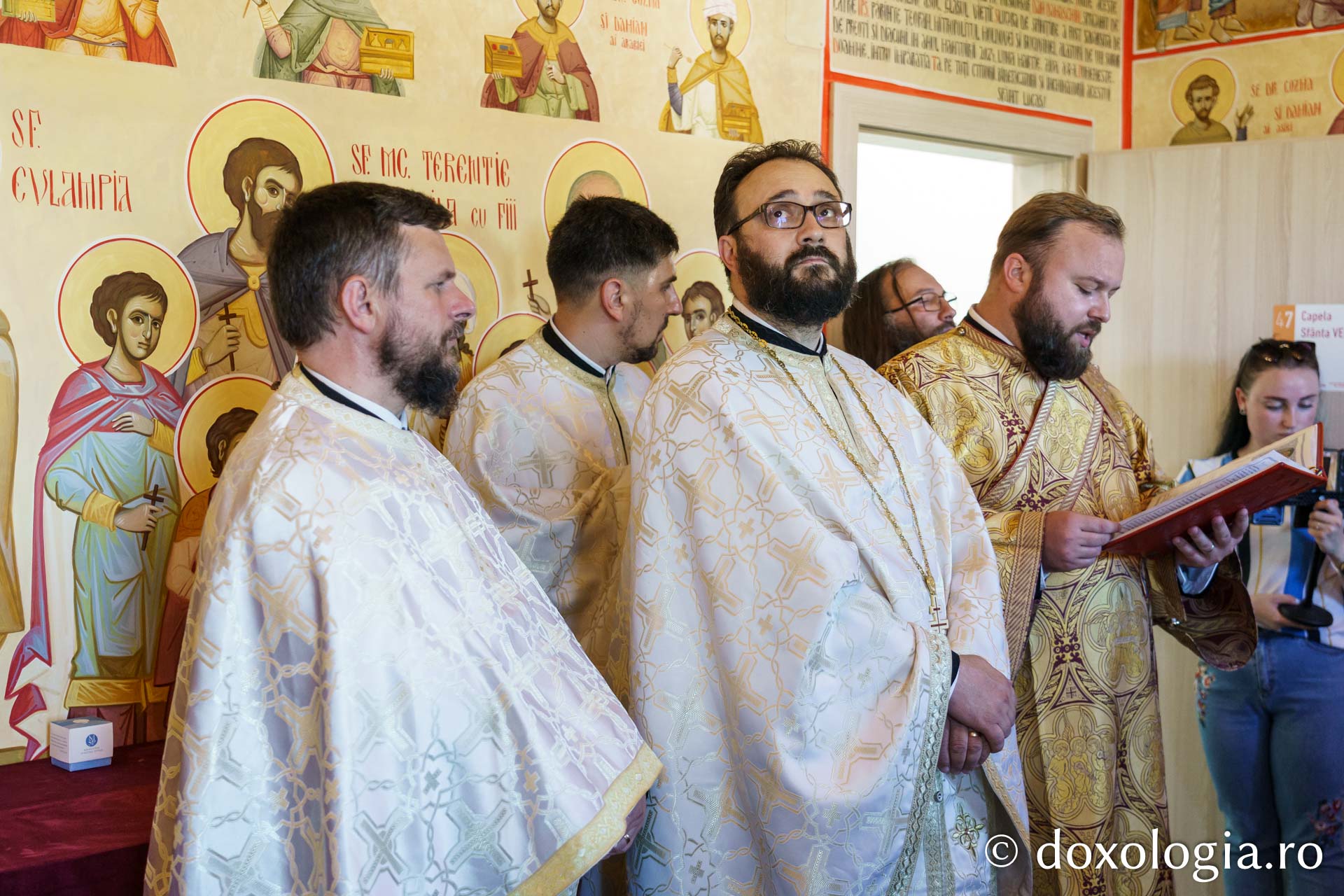 IPS Teofan a slujit la Maternitatea „Cuza Vodă” și a sfințit pictura paraclisului Clinicii „Veronica”