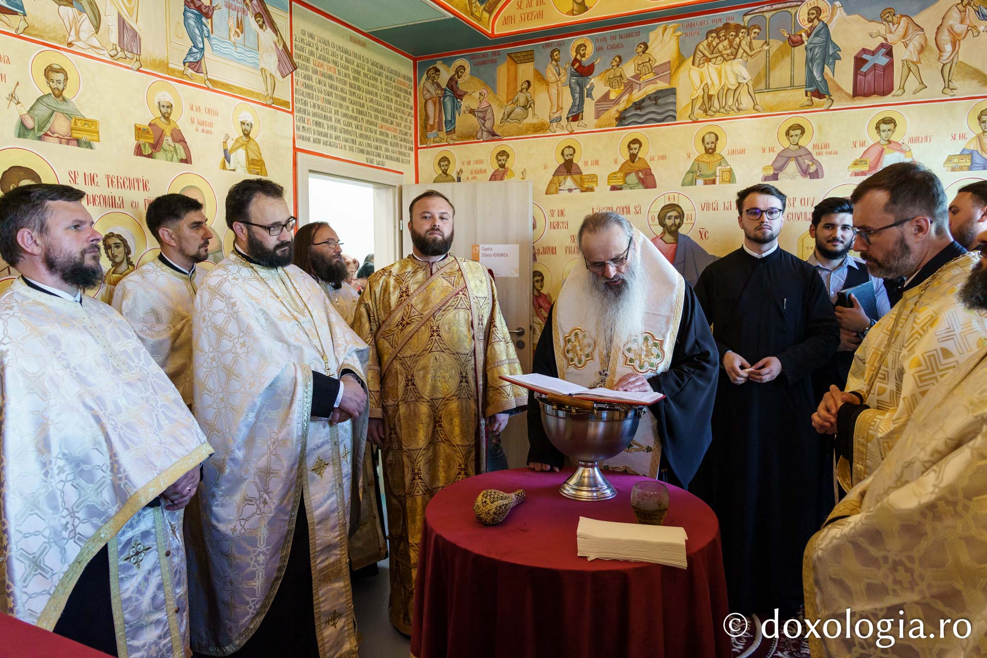 IPS Teofan a slujit la Maternitatea „Cuza Vodă” și a sfințit pictura paraclisului Clinicii „Veronica”