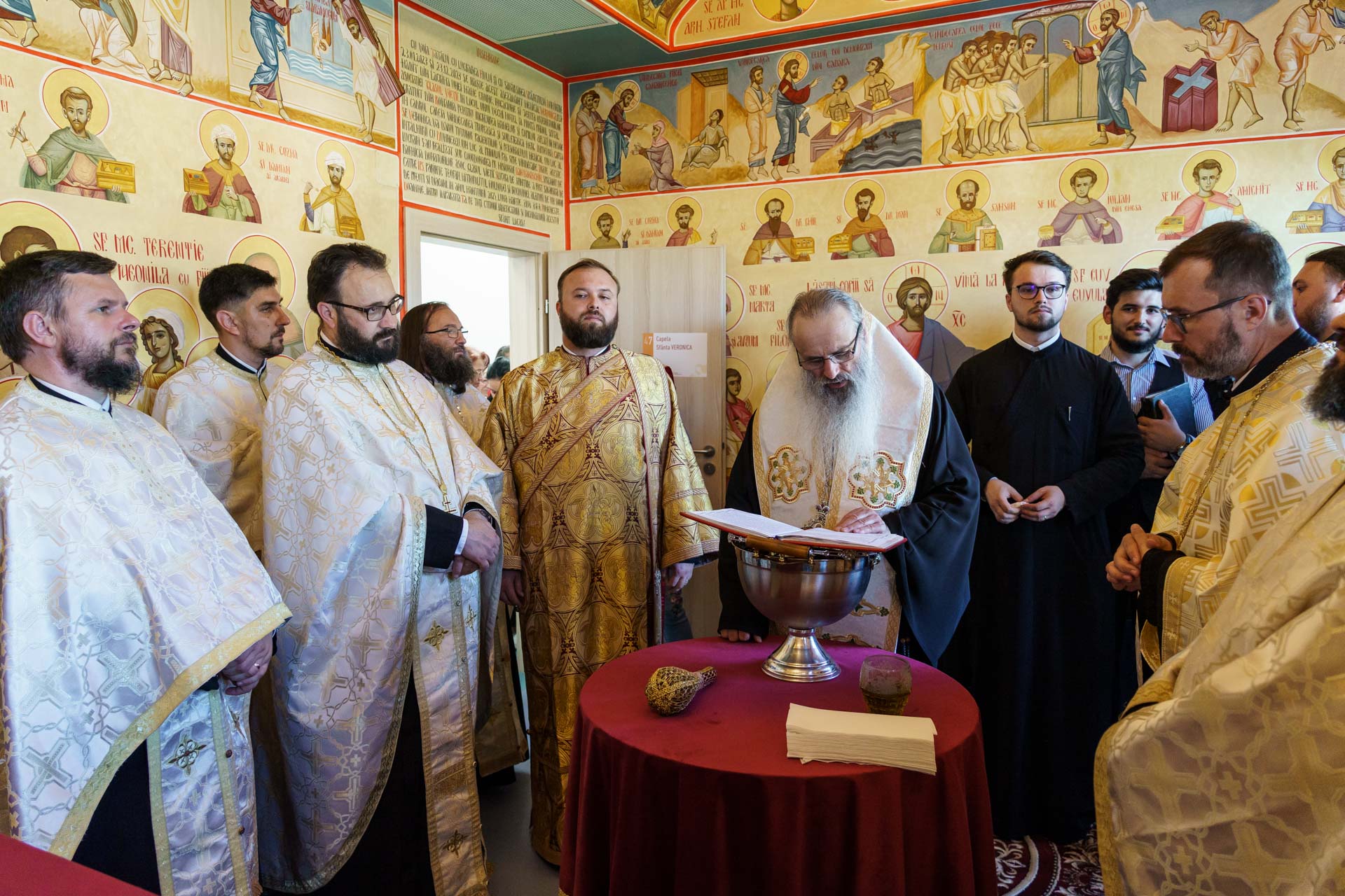 IPS Teofan a slujit la Maternitatea „Cuza Vodă” și a sfințit pictura paraclisului Clinicii „Veronica” / Foto: Mihail Vrăjitoru IPS Teofan a slujit la Maternitatea „Cuza Vodă” și a sfințit pictura paraclisului Clinicii „Veronica”