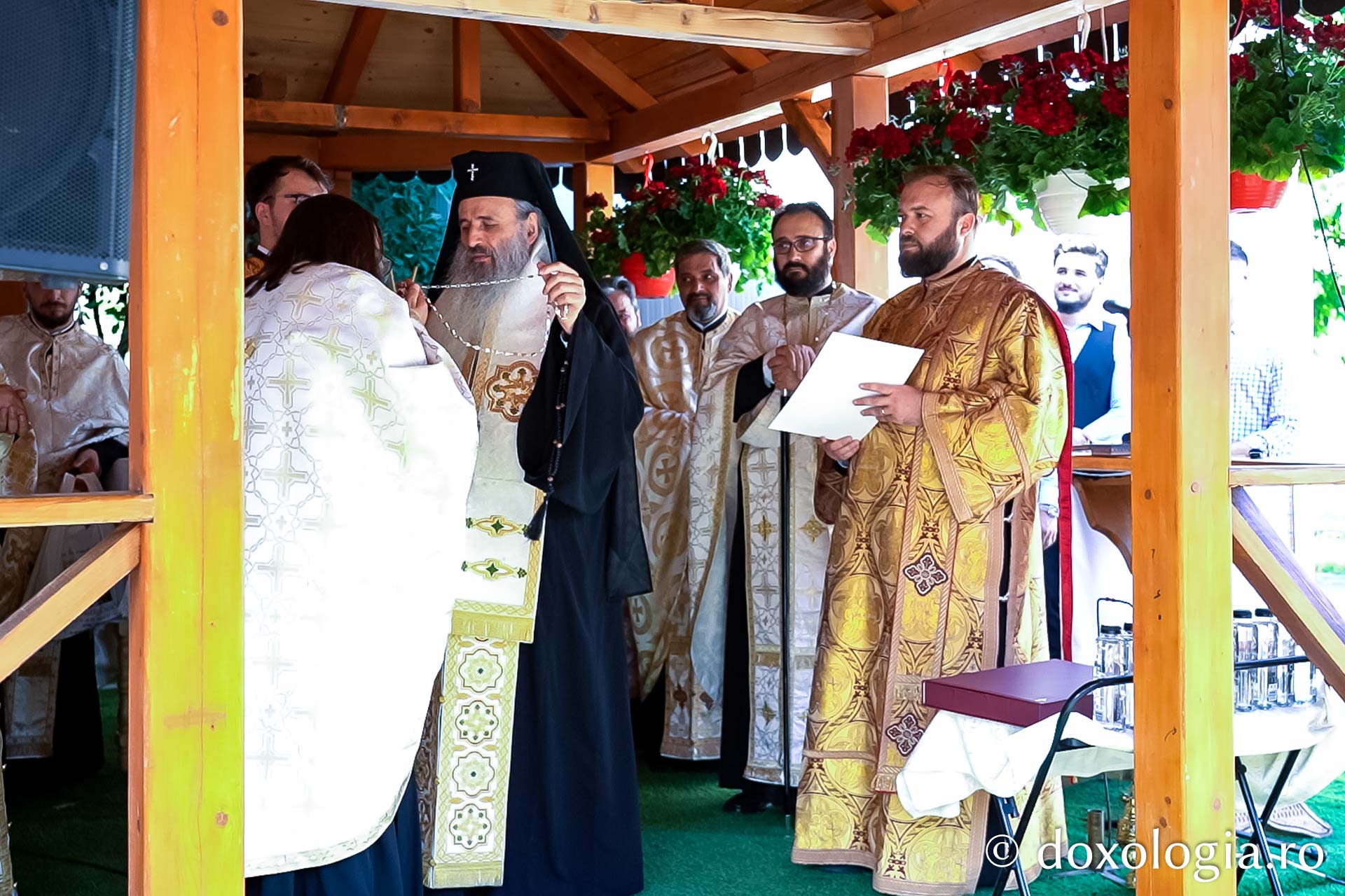 IPS Teofan a slujit la Maternitatea „Cuza Vodă” și a sfințit pictura paraclisului Clinicii „Veronica”