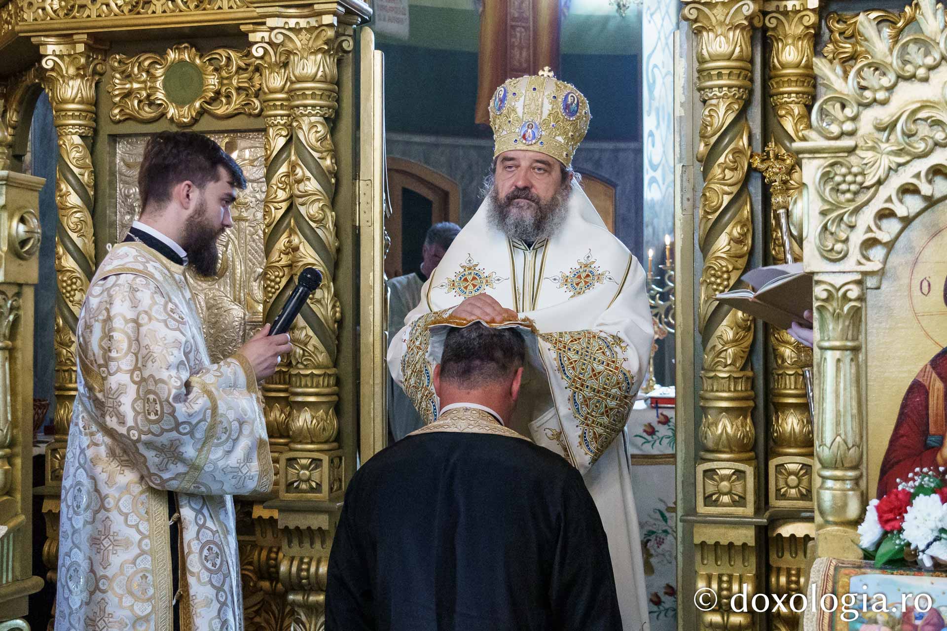 Preasfințitul Nichifor Botoșăneanul a slujit la Parohia „Sfântul Nicolae” din Humulești