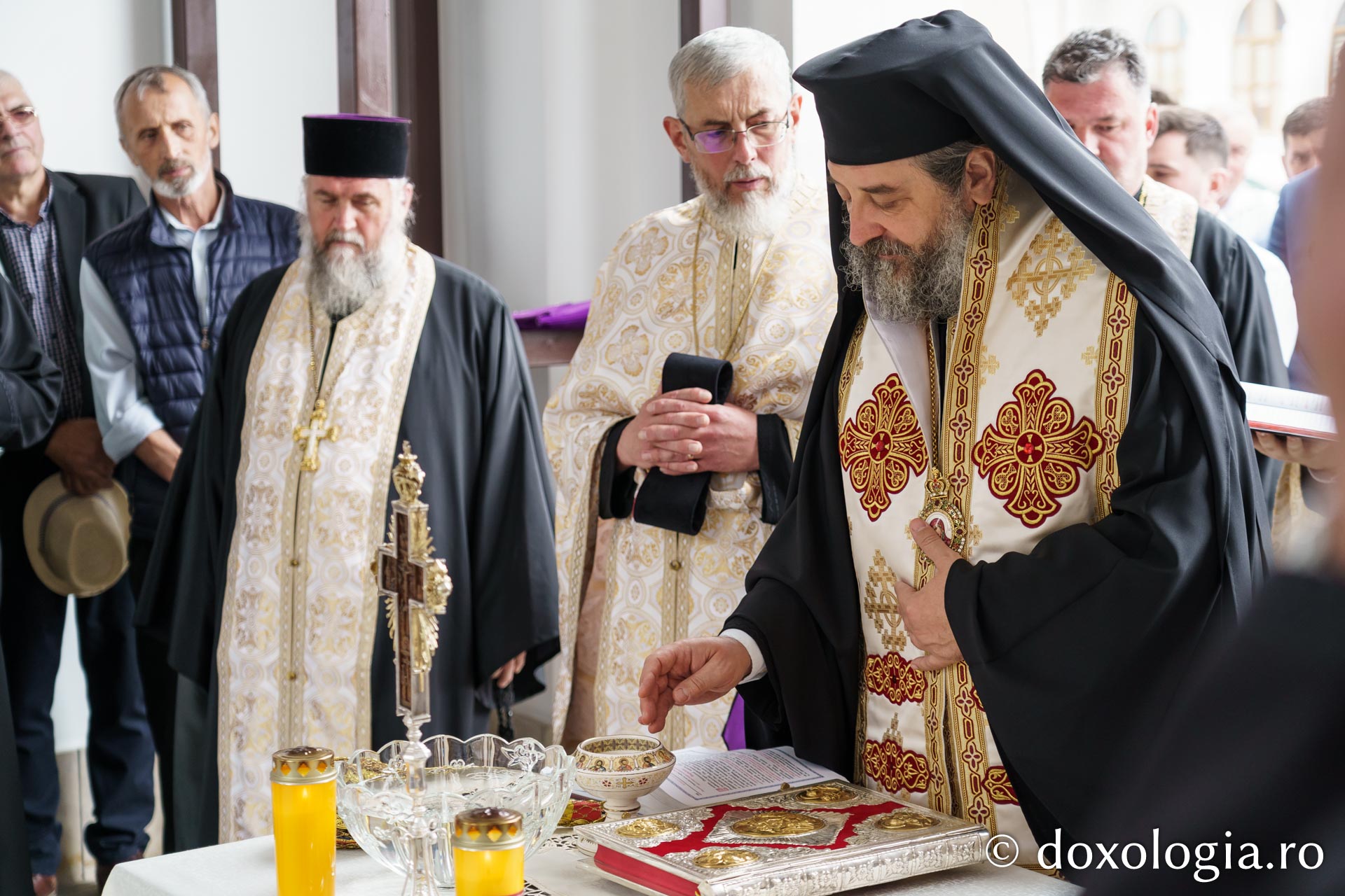Preasfințitul Nichifor Botoșăneanul a slujit la Parohia „Sfântul Nicolae” din Humulești / Foto: Mihail Vrăjitoru Preasfințitul Nichifor Botoșăneanul a slujit la Parohia „Sfântul Nicolae” din Humulești