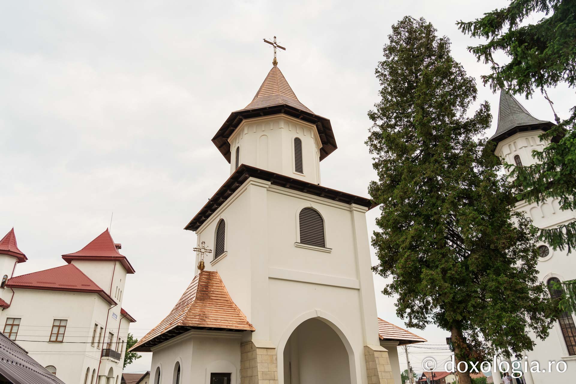 Preasfințitul Nichifor Botoșăneanul a slujit la Parohia „Sfântul Nicolae” din Humulești