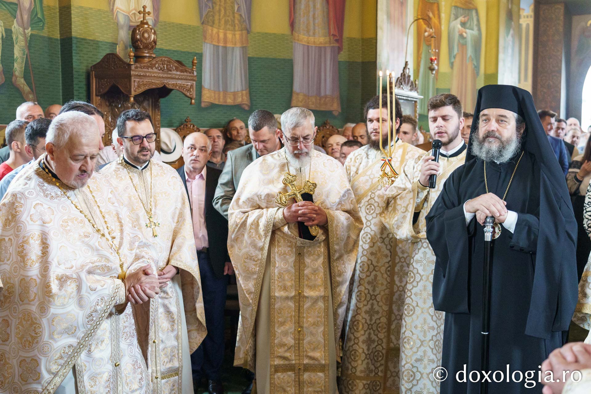 Preasfințitul Nichifor Botoșăneanul a slujit la Parohia „Sfântul Nicolae” din Humulești