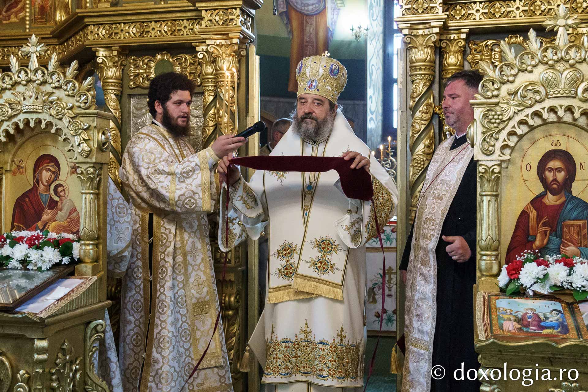 Preasfințitul Nichifor Botoșăneanul a slujit la Parohia „Sfântul Nicolae” din Humulești