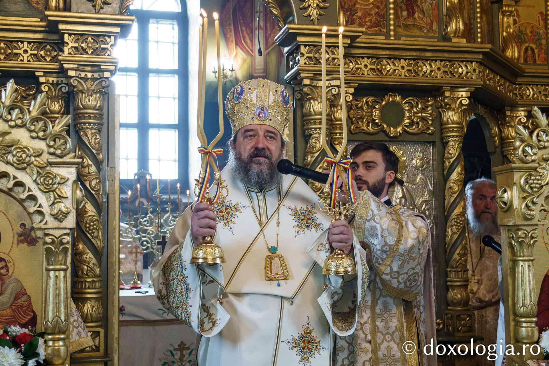 Preasfințitul Nichifor Botoșăneanul a slujit la Parohia „Sfântul Nicolae” din Humulești