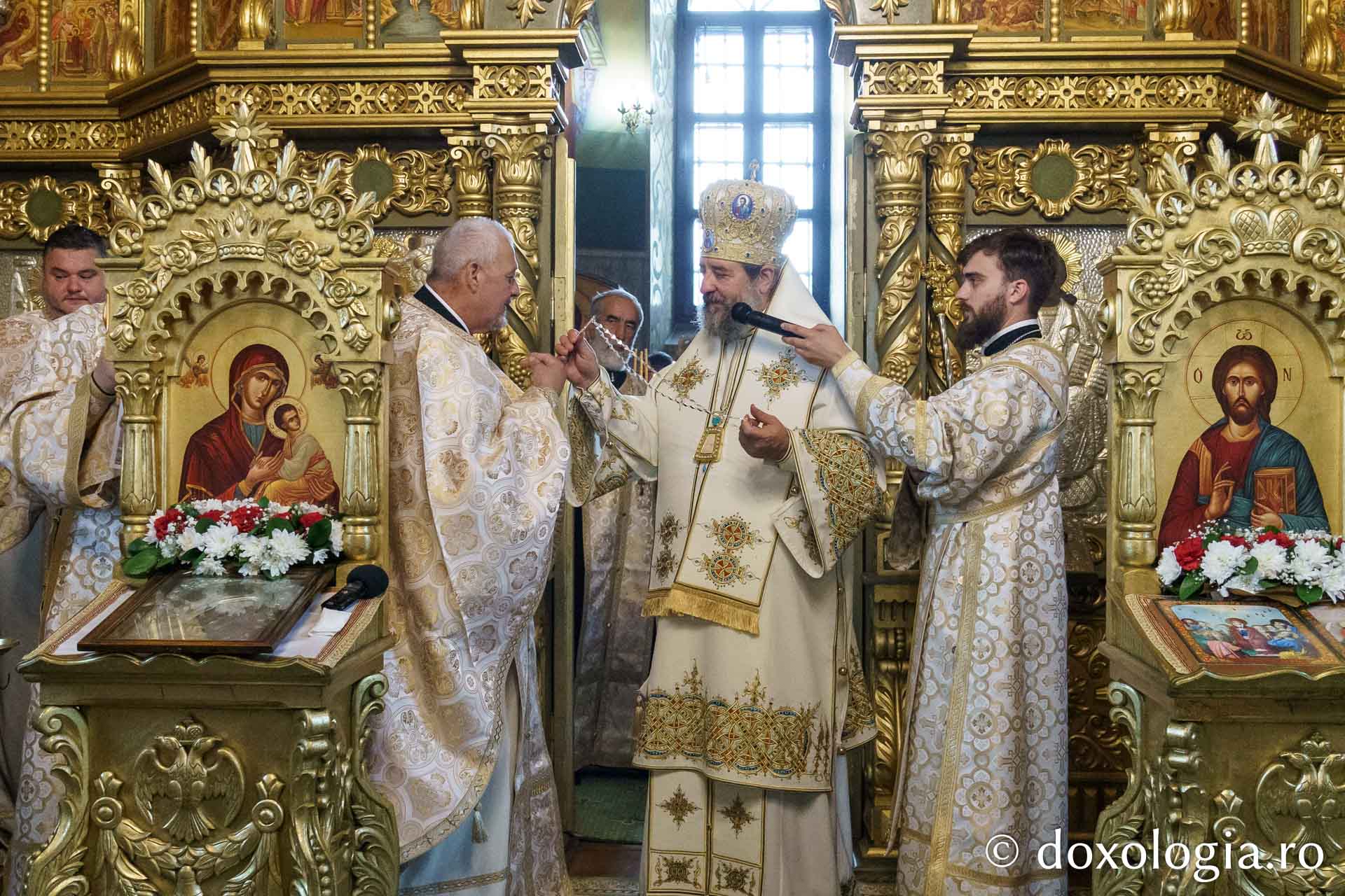 Preasfințitul Nichifor Botoșăneanul a slujit la Parohia „Sfântul Nicolae” din Humulești