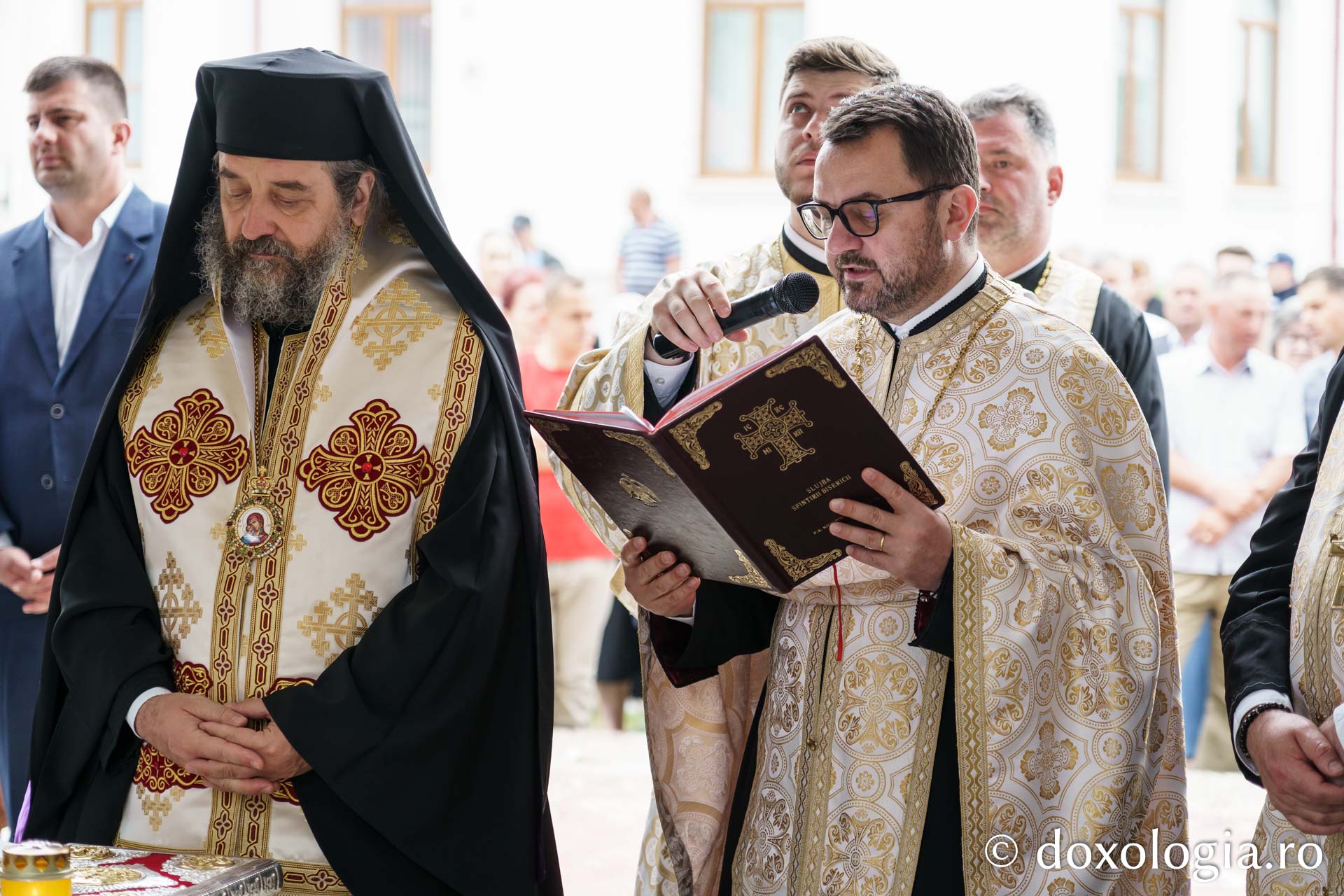 Preasfințitul Nichifor Botoșăneanul a slujit la Parohia „Sfântul Nicolae” din Humulești