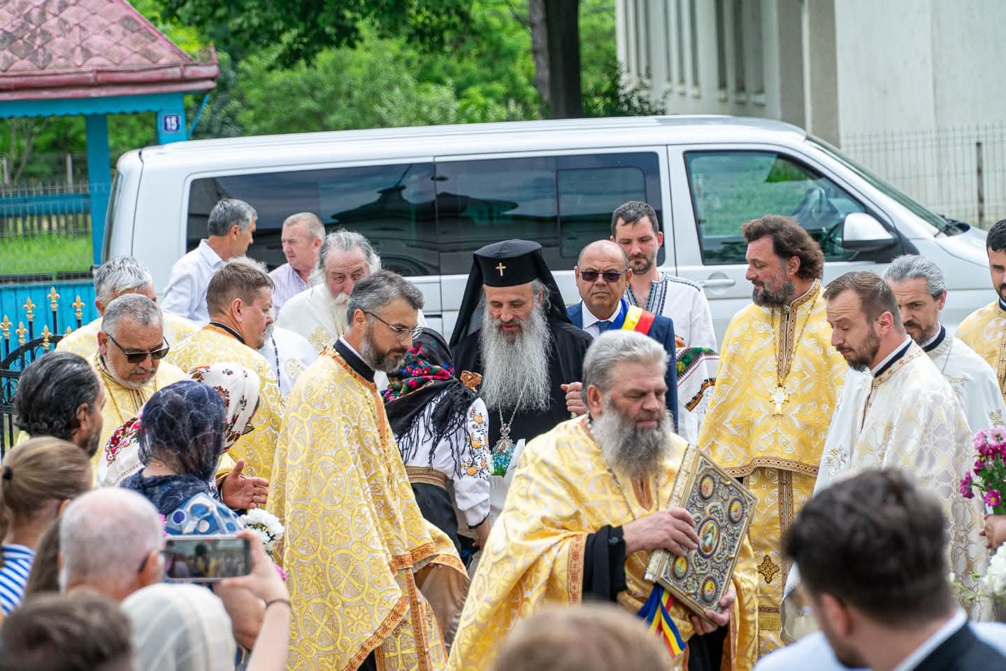 Clopotnița Parohiei Ionășeni, binecuvântată de IPS Părinte Mitropolit Teofan