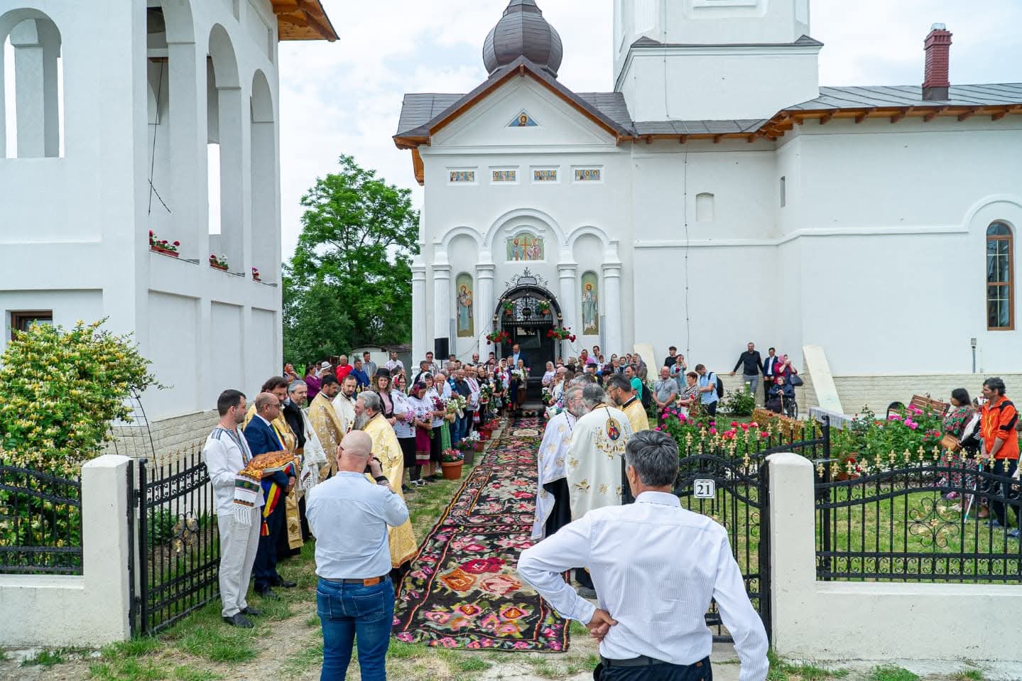 Clopotnița Parohiei Ionășeni, binecuvântată de IPS Părinte Mitropolit Teofan