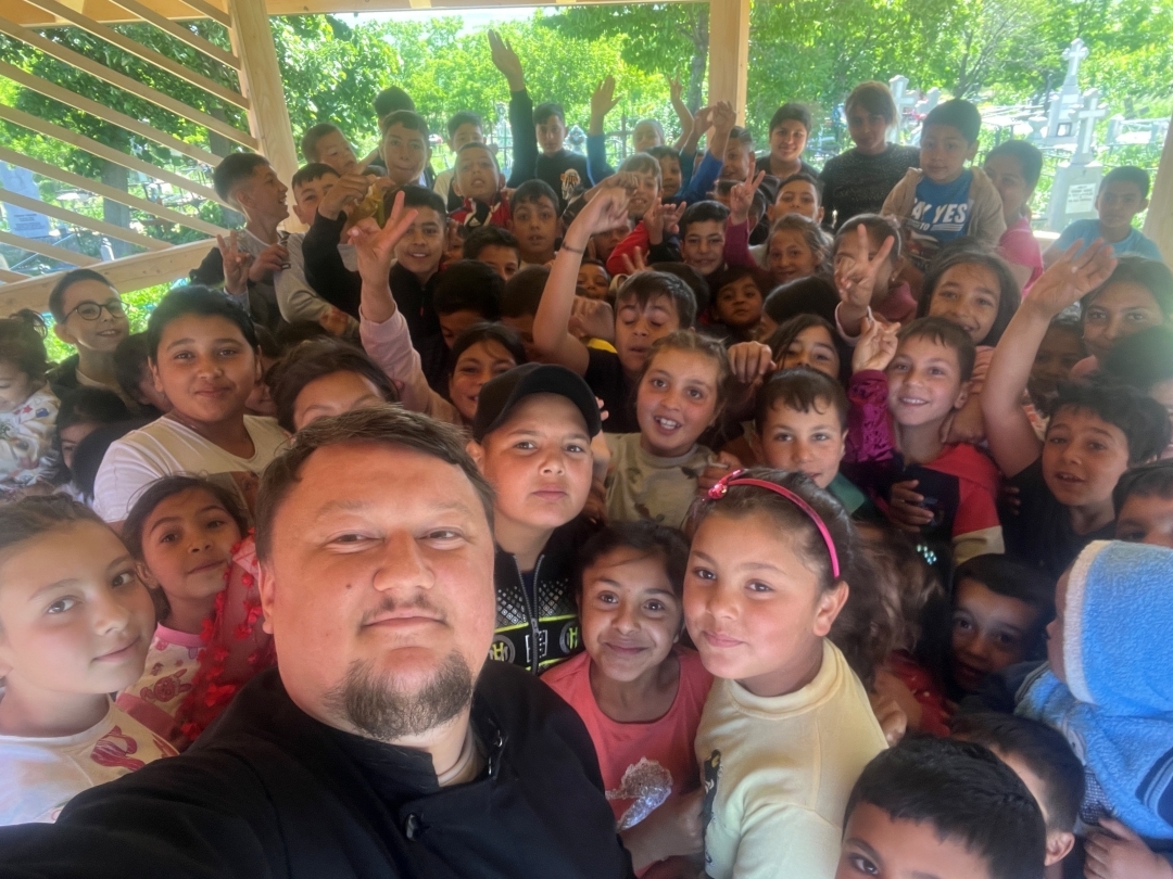 Prima lor vacanță: o sută de copii din familii defavorizate pleacă în tabără la poalele Ceahlăului