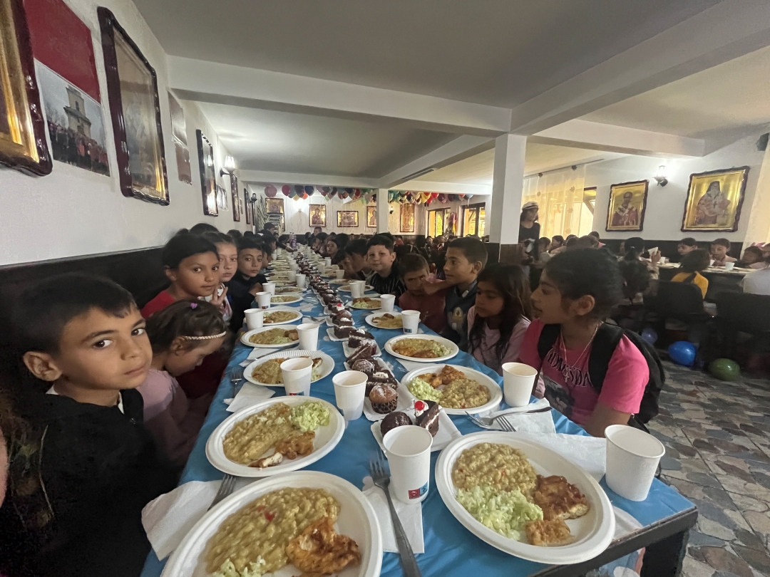 Prima lor vacanță: o sută de copii din familii defavorizate pleacă în tabără la poalele Ceahlăului