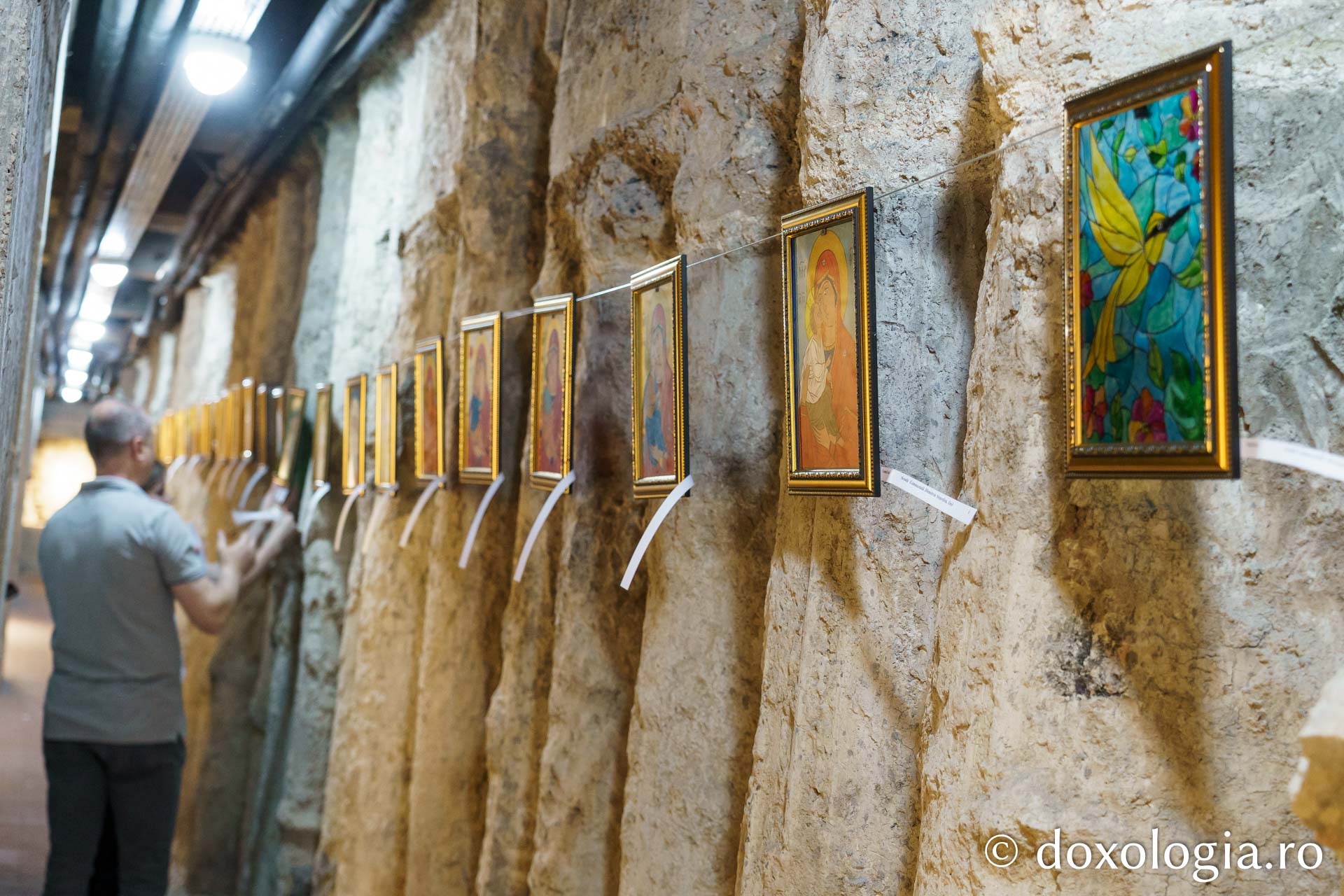 Expoziție caritabilă de pictură pe sticlă și vitralii, vernisată la Muzeul Mitropolitan din Iași / Foto: Mihail Vrăjitoru Expoziție caritabilă de pictură pe sticlă și vitralii, vernisată la Muzeul Mitropolitan din Iași