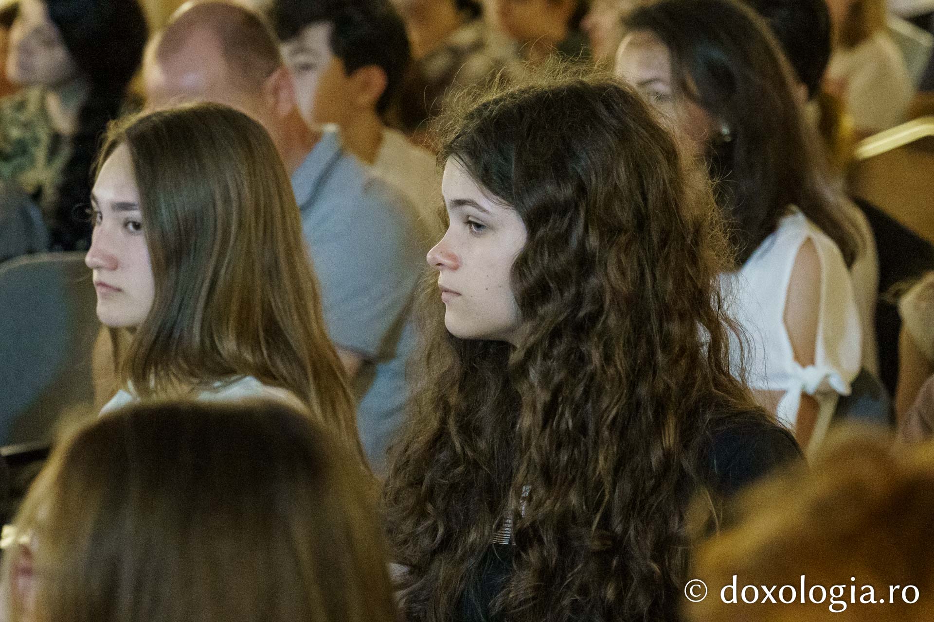 Expoziție caritabilă de pictură pe sticlă și vitralii, vernisată la Muzeul Mitropolitan din Iași