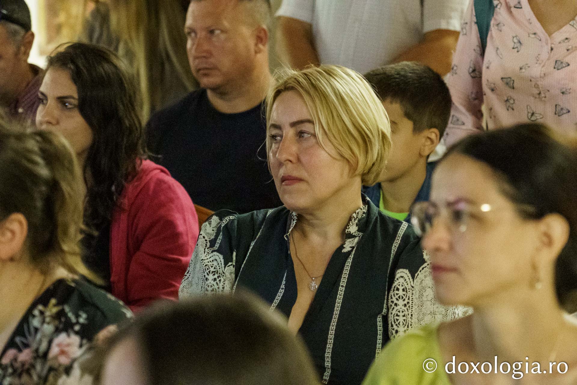 Expoziție caritabilă de pictură pe sticlă și vitralii, vernisată la Muzeul Mitropolitan din Iași