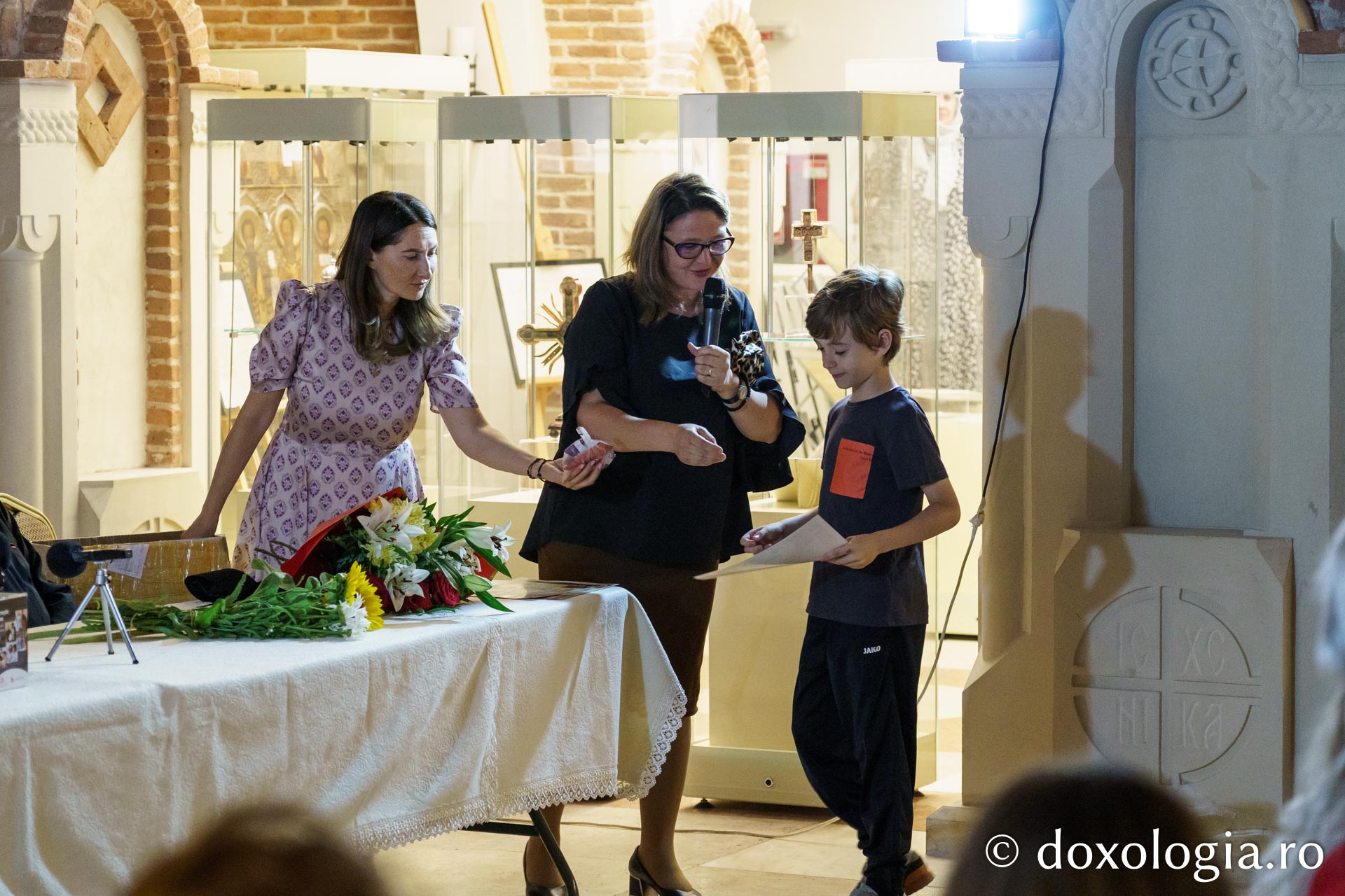 Expoziție caritabilă de pictură pe sticlă și vitralii, vernisată la Muzeul Mitropolitan din Iași