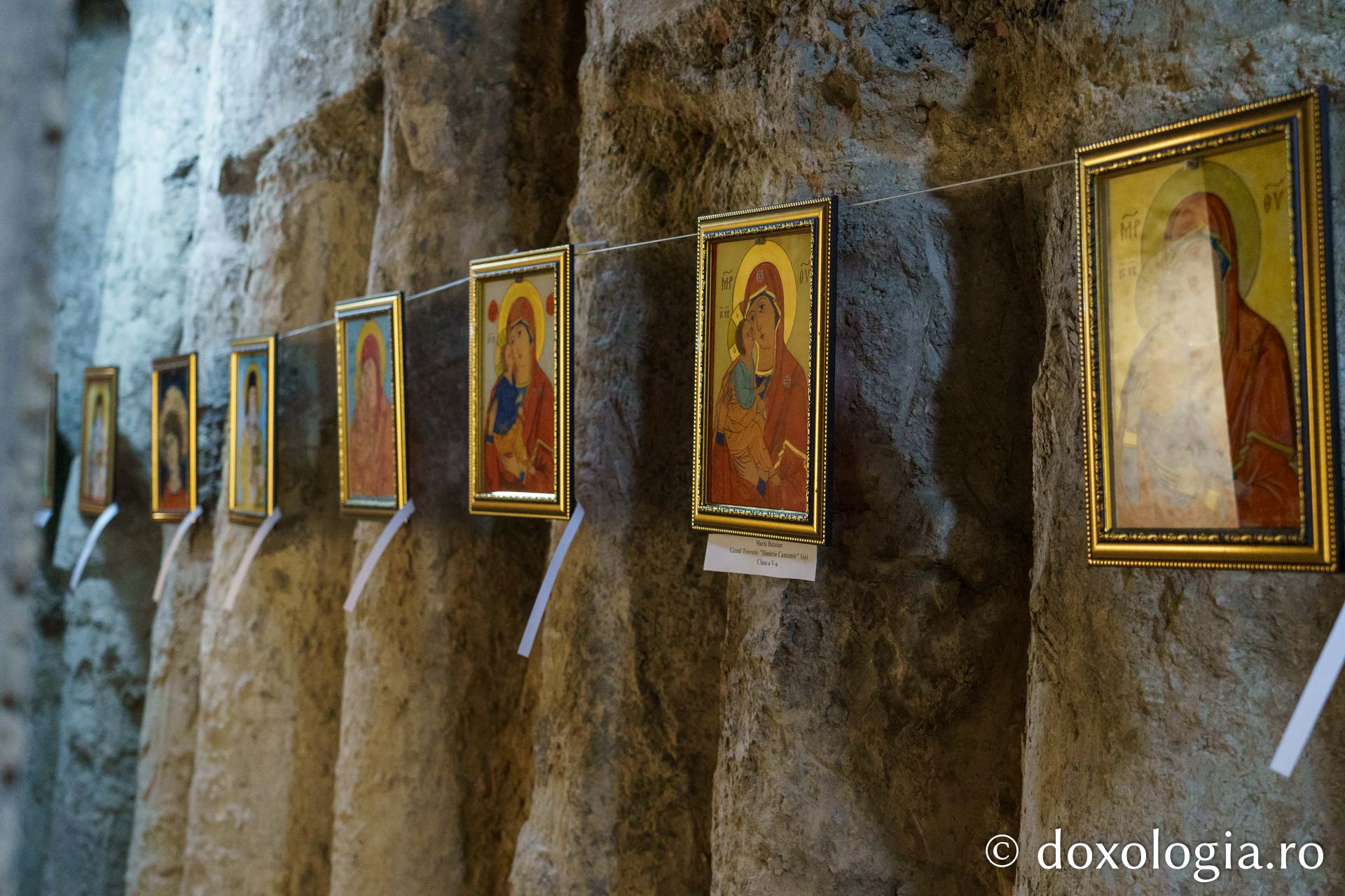 Expoziție caritabilă de pictură pe sticlă și vitralii, vernisată la Muzeul Mitropolitan din Iași