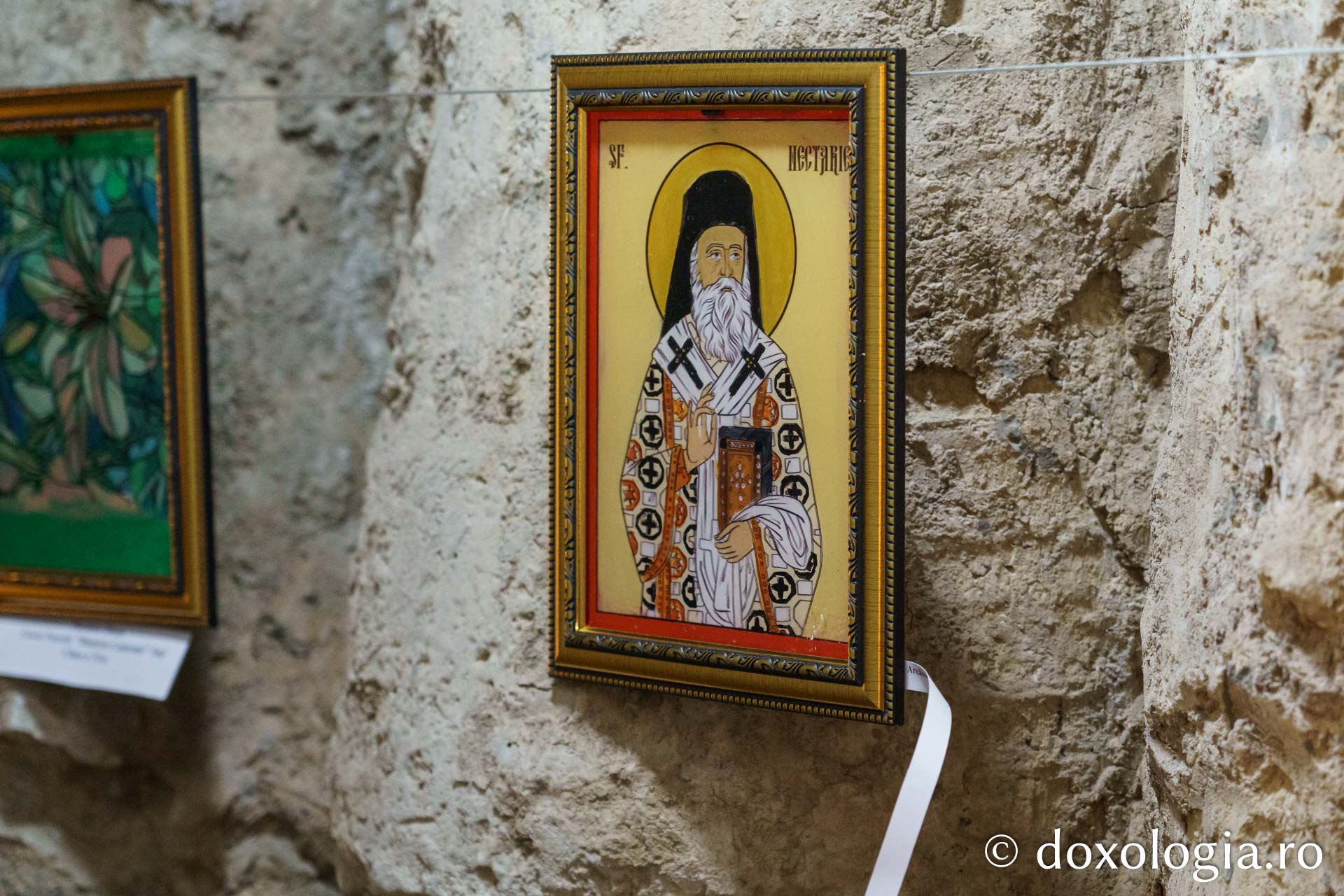 Expoziție caritabilă de pictură pe sticlă și vitralii, vernisată la Muzeul Mitropolitan din Iași