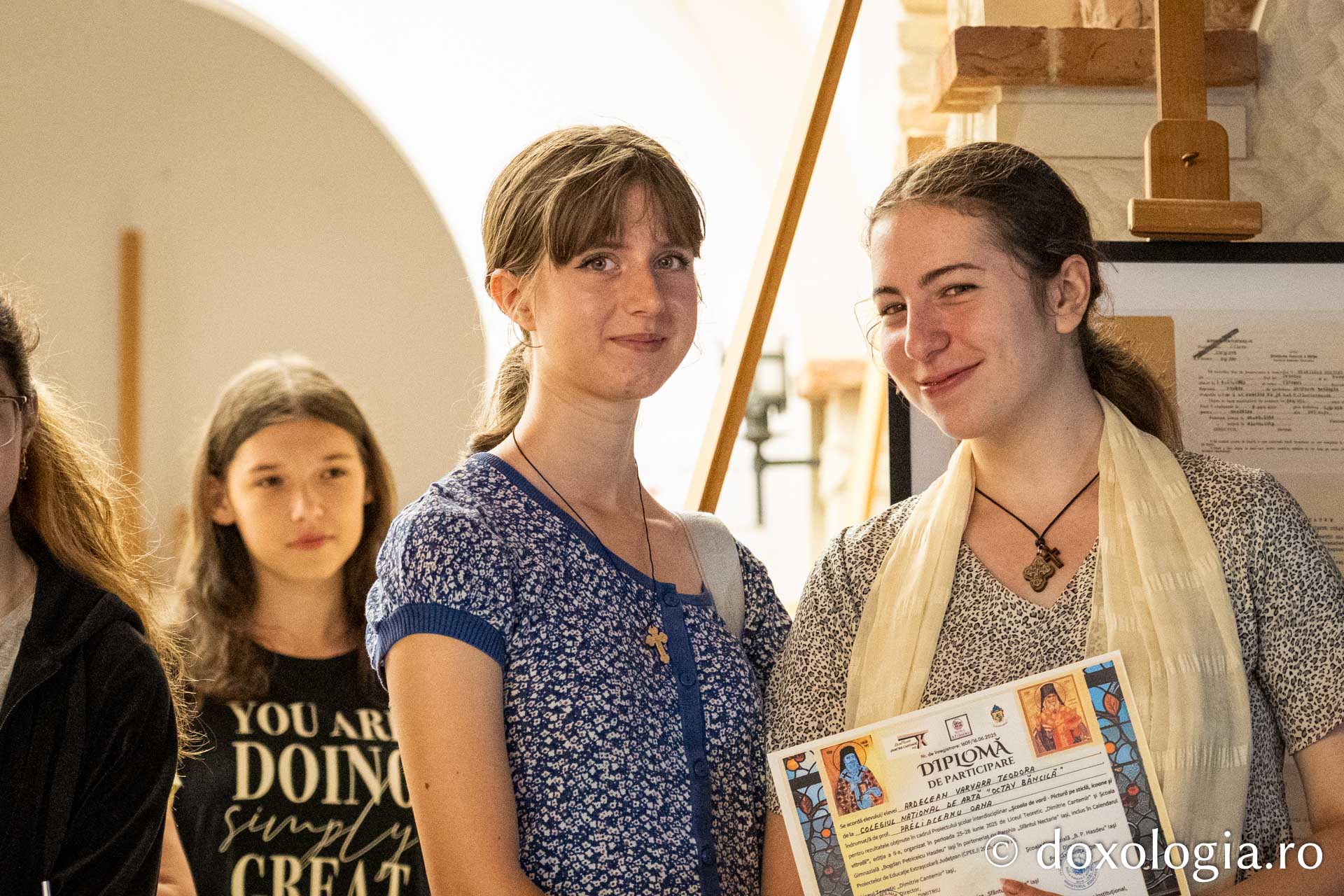 Expoziție caritabilă de pictură pe sticlă și vitralii, vernisată la Muzeul Mitropolitan din Iași