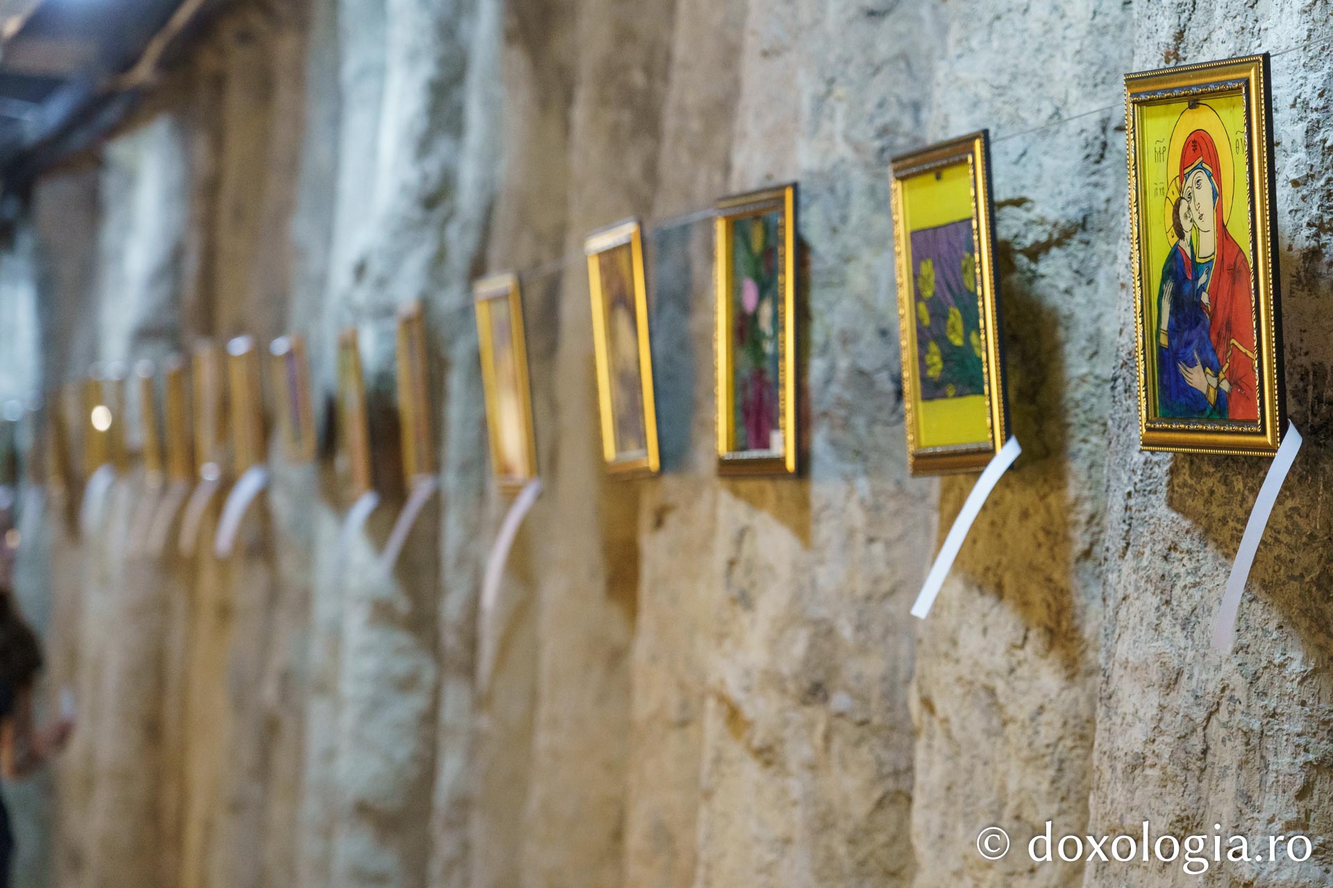 Expoziție caritabilă de pictură pe sticlă și vitralii, vernisată la Muzeul Mitropolitan din Iași