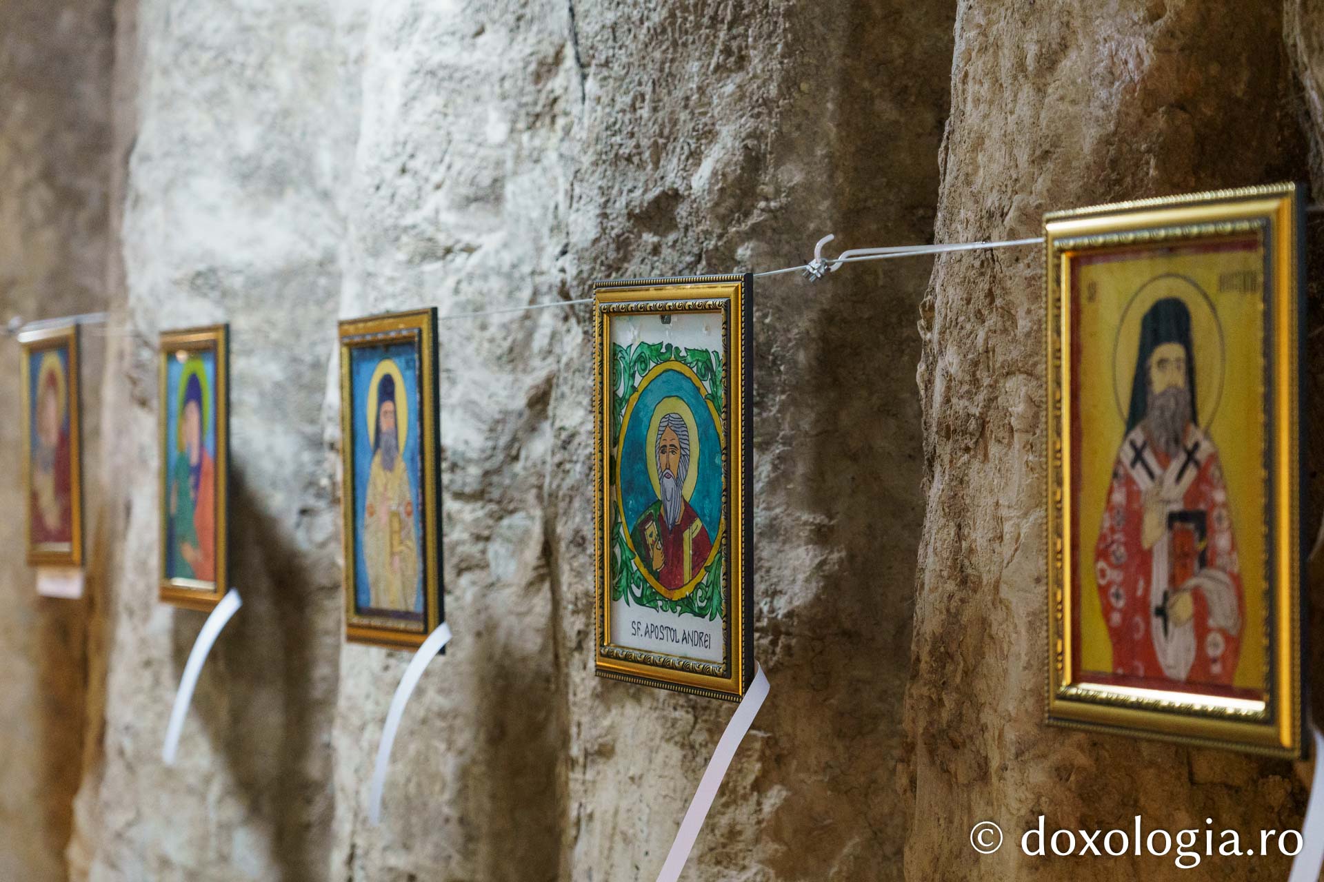 Expoziție caritabilă de pictură pe sticlă și vitralii, vernisată la Muzeul Mitropolitan din Iași