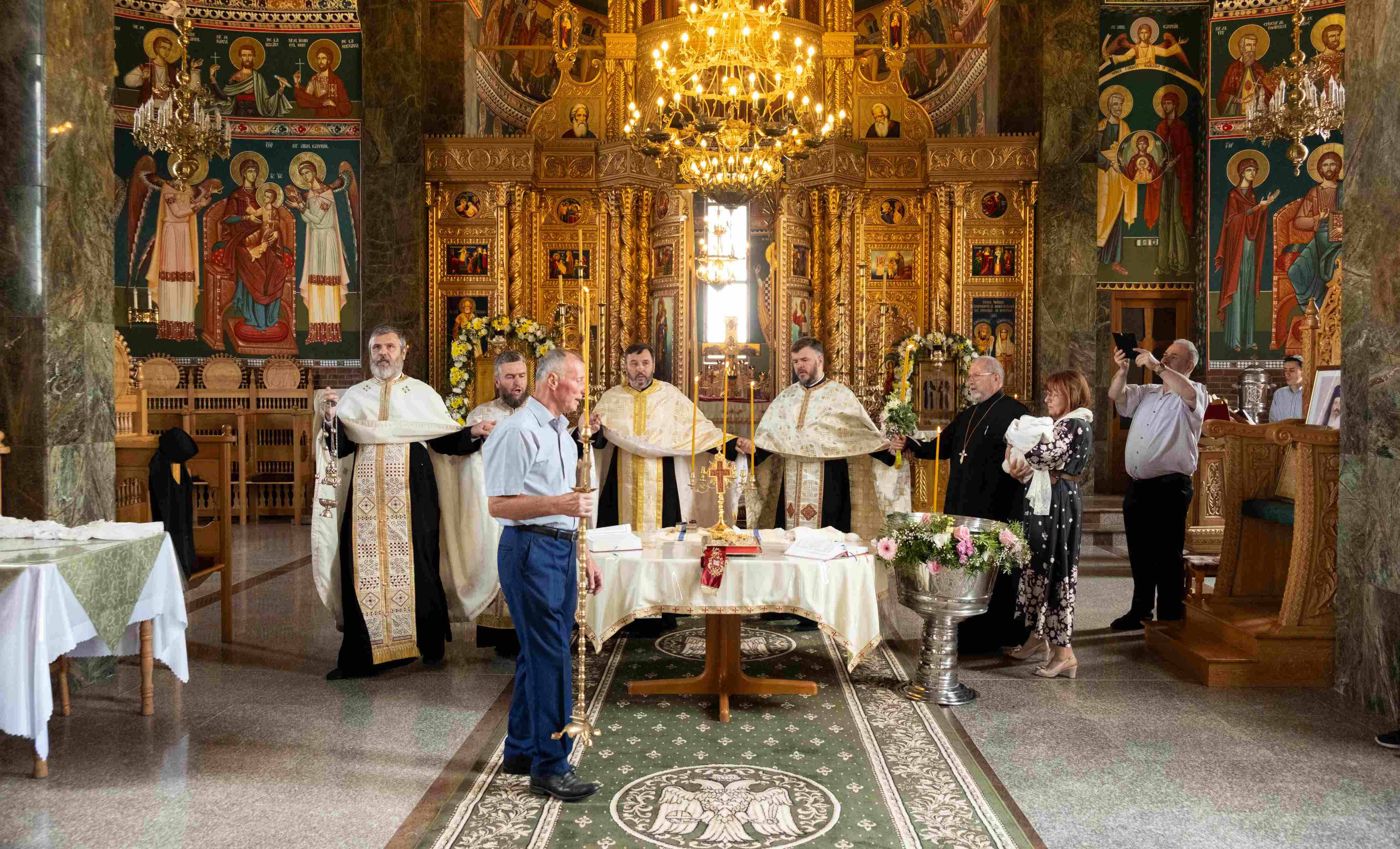 Zi de sărbătoare în familia Rica: a fost botezat al 10-lea copil