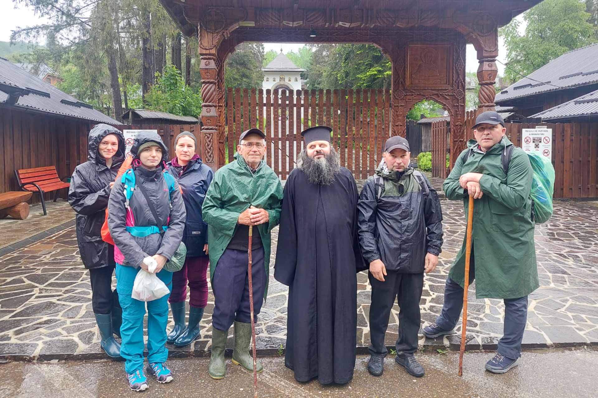 Cu Hristos pe poteci de munte - Pelerinajul la hramul „Înălțarea Domnului” al Mănăstirii Neamț