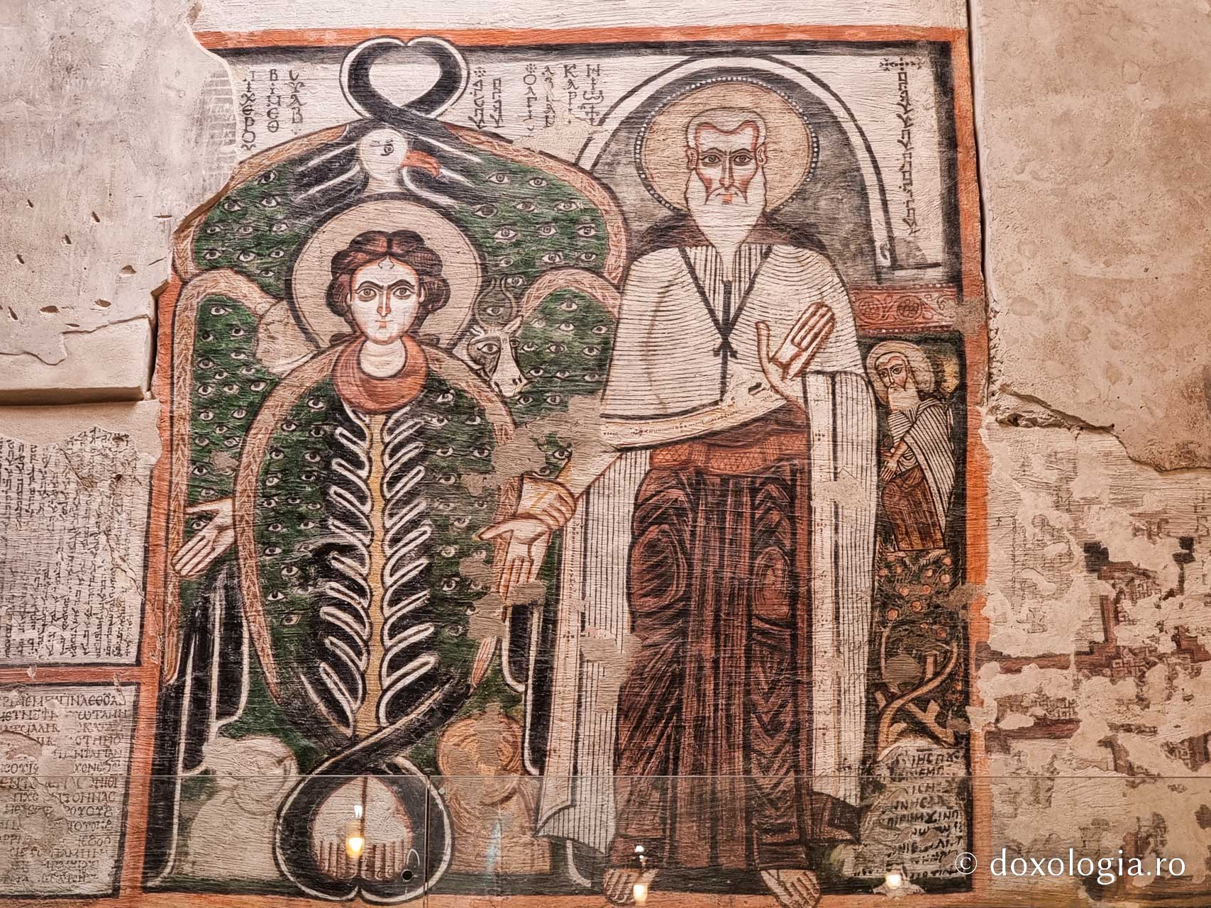 Clipe de răgaz în fața frescelor din biserica Mănăstirii El Sourian din Egipt