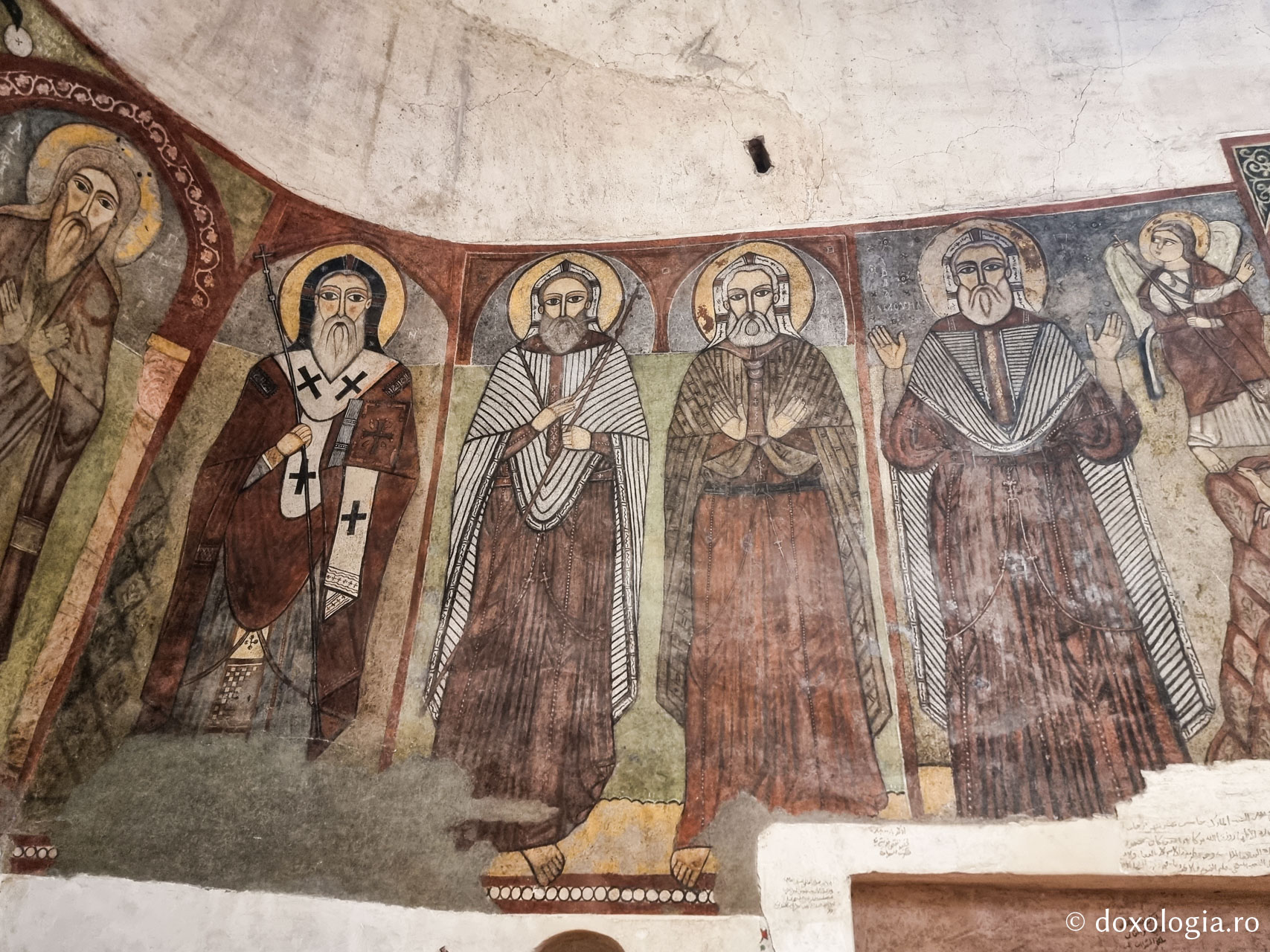Clipe de răgaz în fața frescelor din biserica Mănăstirii „Sfântul Antonie cel Mare” din Egipt / Foto: Magda Buftea Clipe de răgaz în fața frescelor din biserica Mănăstirii „Sfântul Antonie cel Mare” din Egipt