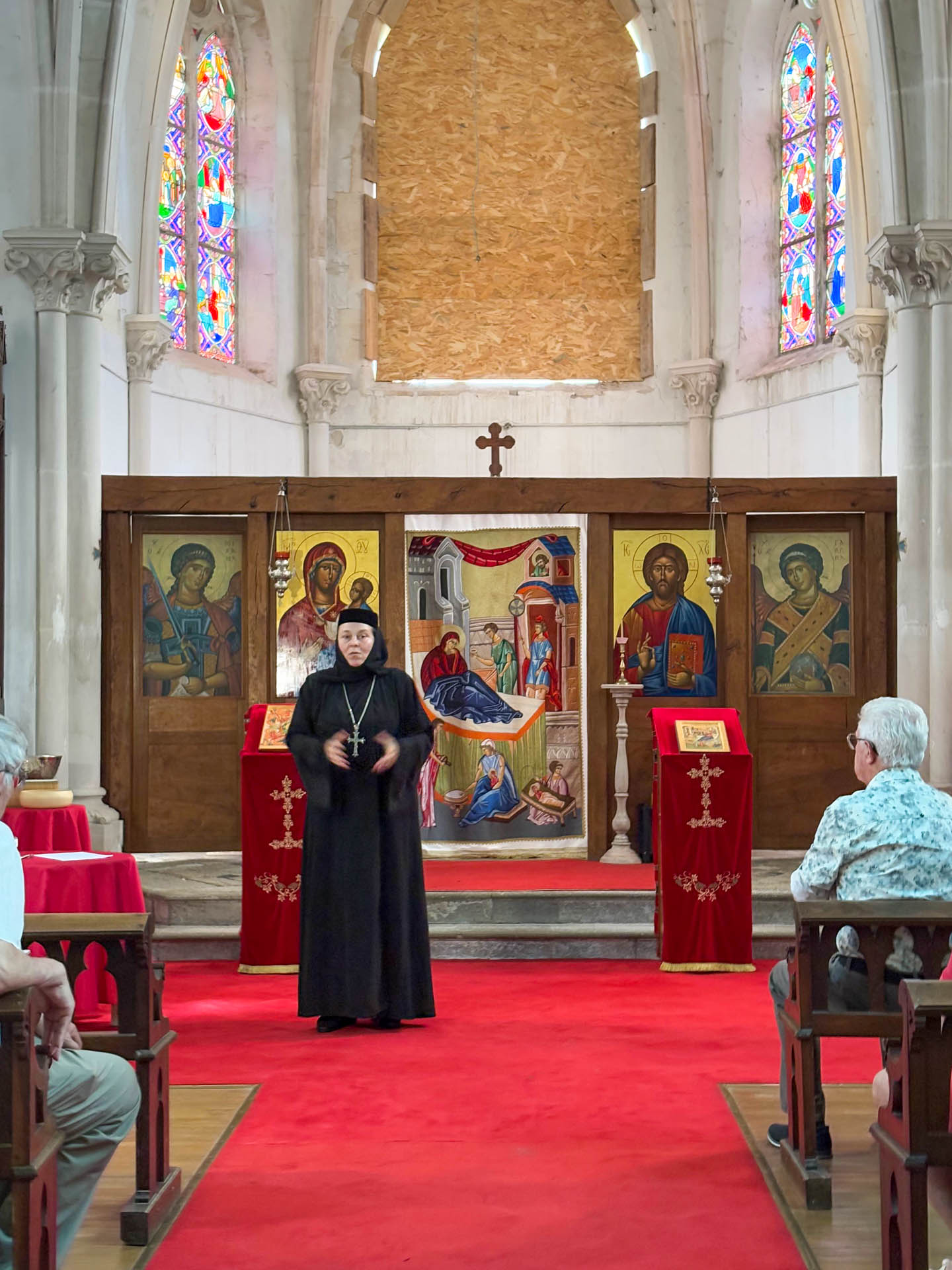 Întâlnire oficială la Mănăstirea Godoncourt pentru susținerea restaurării vitraliilor