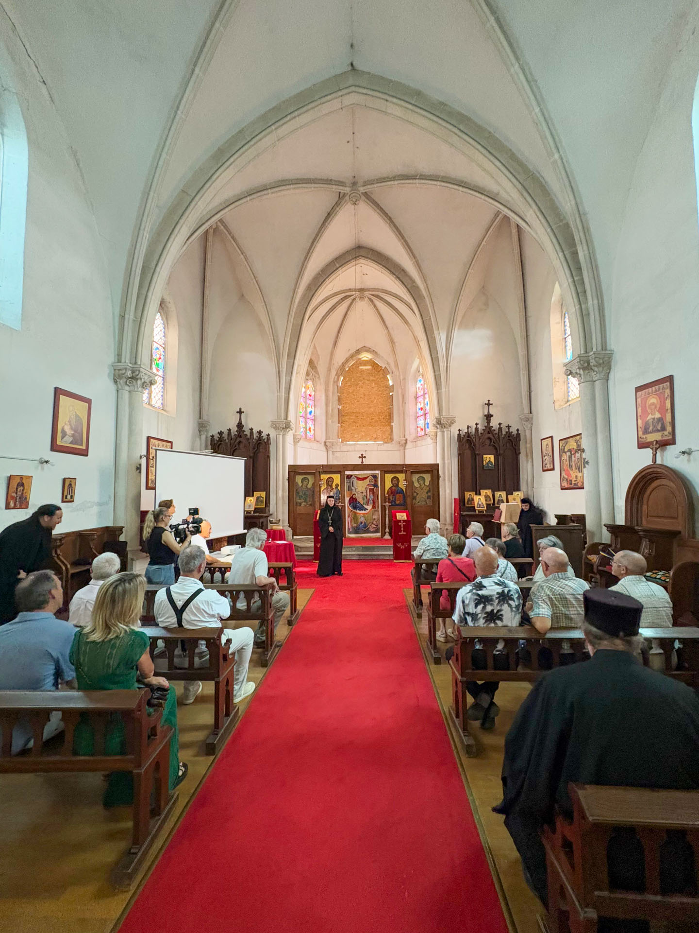 Întâlnire oficială la Mănăstirea Godoncourt pentru susținerea restaurării vitraliilor