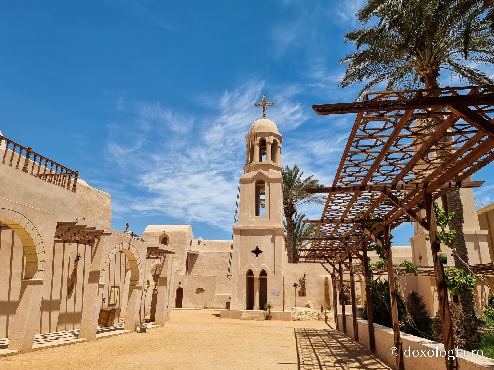 Mănăstirea El Paramous, oaza de liniște din Deșertul Nitriei