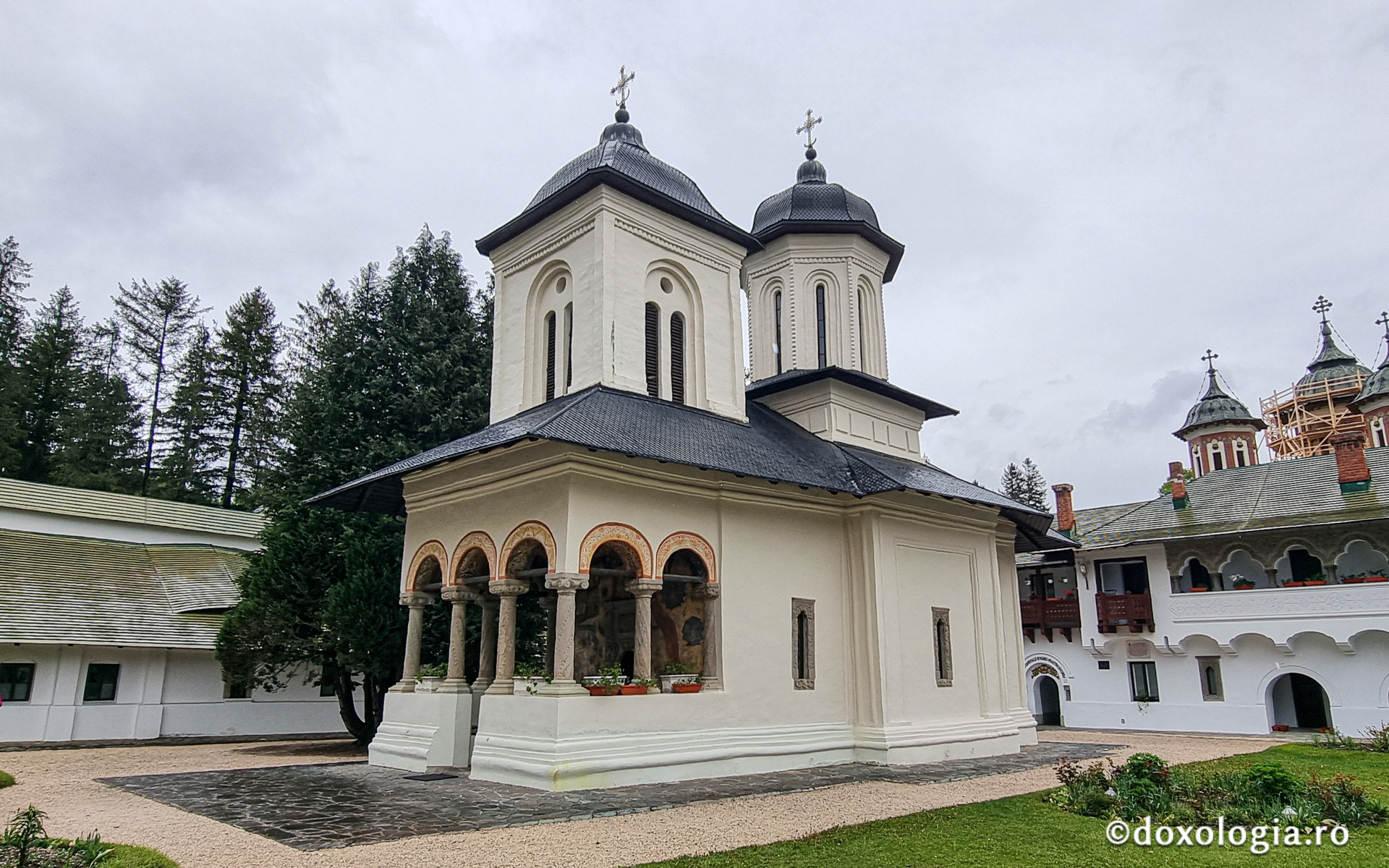 Biserica istorică „Adormirea Maicii Domnului” a Mănăstirii Sinaia / Foto: Crina Zamfirescu Biserica „Adormirea Maicii Domnului” a Mănăstirii Sinaia