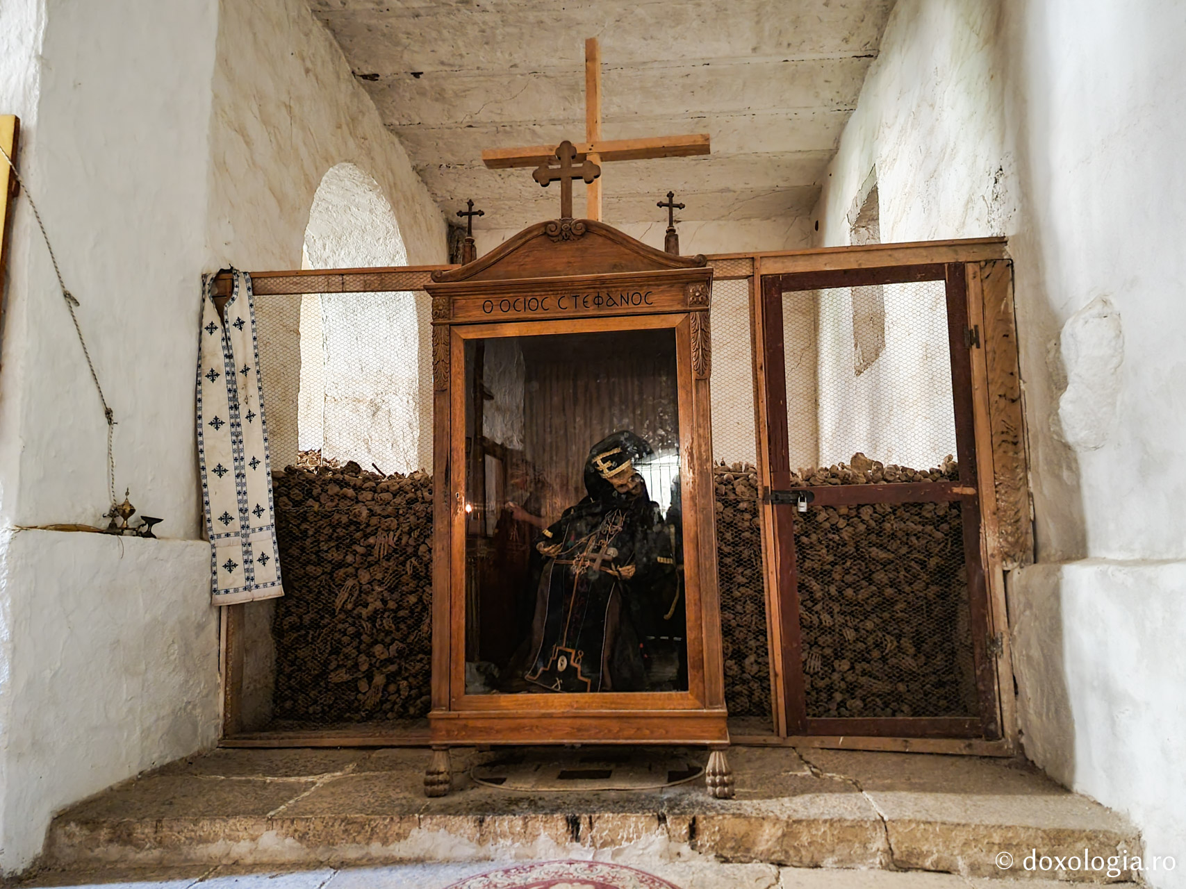 Închinare la moaștele Sfântului Cuvios Ștefan Sinaitul / Foto: Magda Buftea Închinare la moaștele Sfântului Cuvios Ștefan Sinaitul