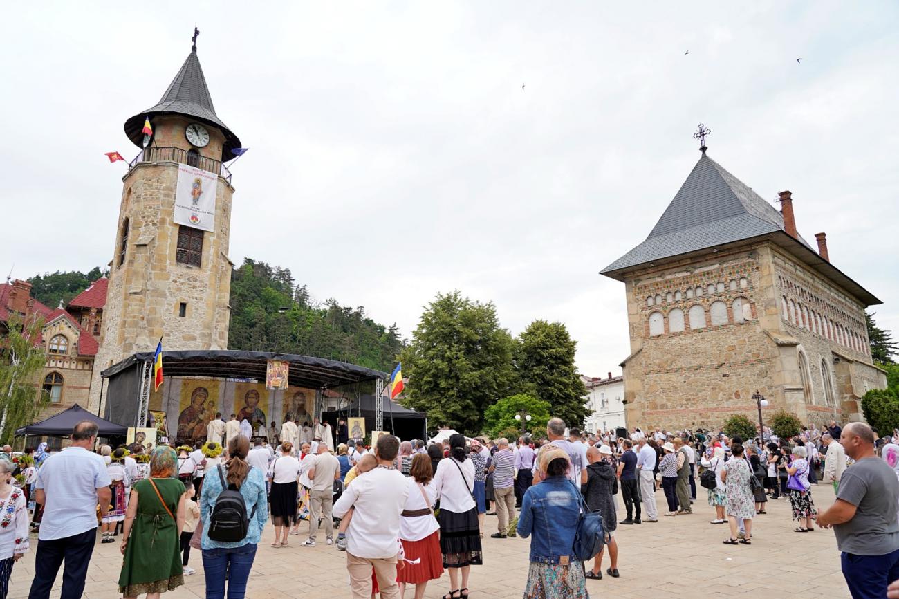 Foto: Flavius Popa (Video) Slujbă arhierească la hramul orașului Piatra Neamț - Biserica „Sfântul Ioan Domnesc”