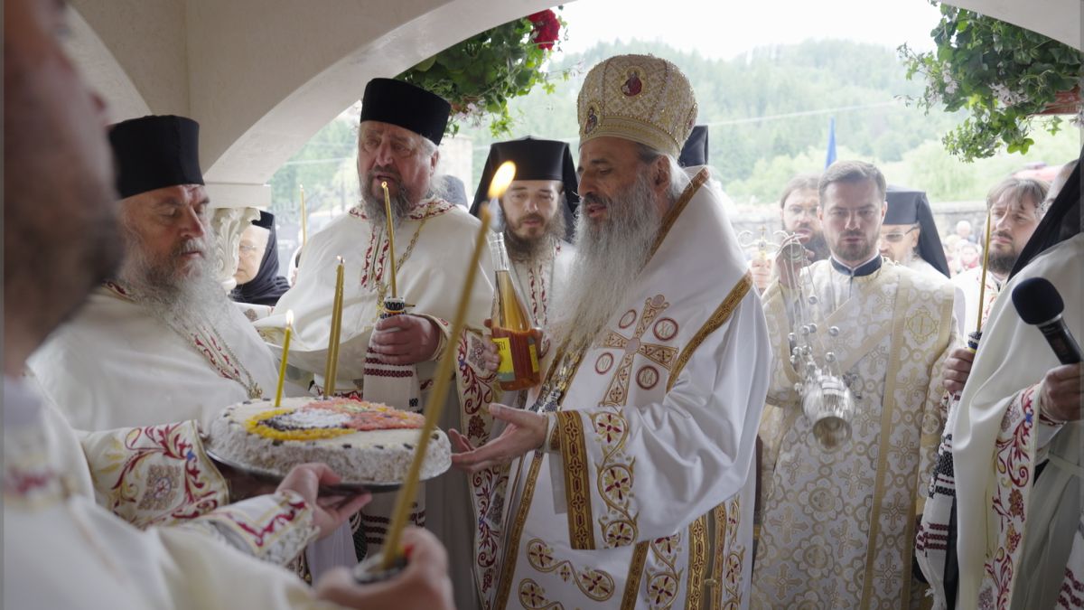 Întru pomenire veșnică: Sfânta Liturghie și parastas pentru părintele Justin Parvu la Mănăstirea Petru Vodă