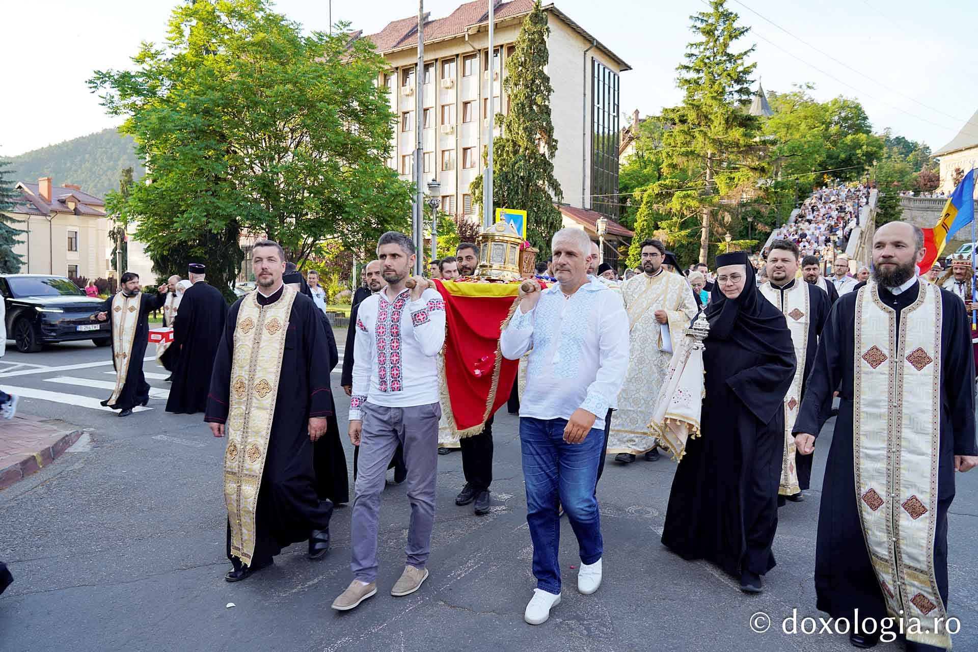 Procesiune cu moaștele Sfântului Iosif cel Milostiv la hramul orașului Piatra Neamț / foto: Flavius Popa (Foto) Procesiune cu moaștele Sfântului Iosif cel Milostiv la hramul orașului Piatra Neamț