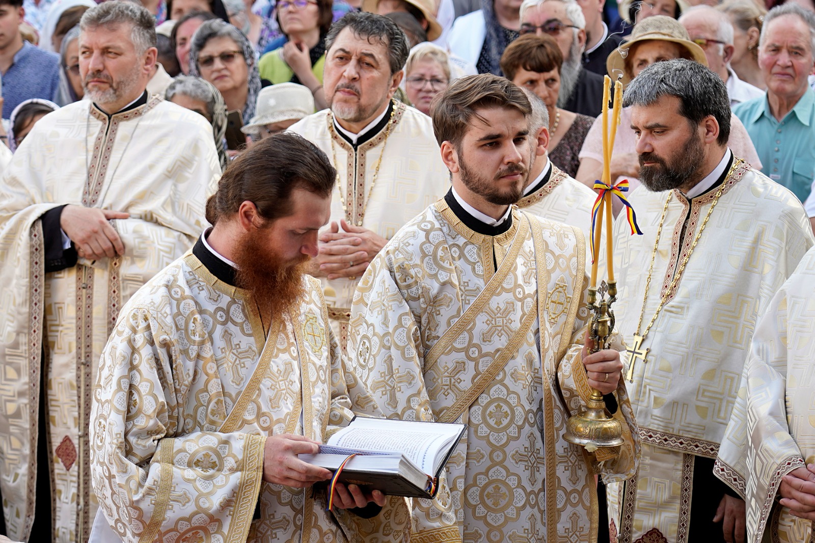 Moaștele Sfântului Iosif cel Milostiv, purtate în procesiune la hramul orașului Piatra Neamț