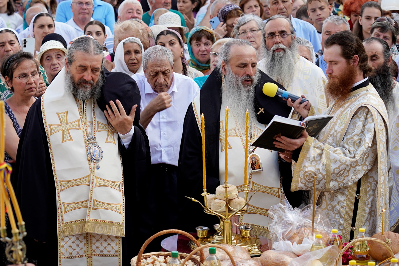 Moaștele Sfântului Iosif cel Milostiv, purtate în procesiune la hramul orașului Piatra Neamț