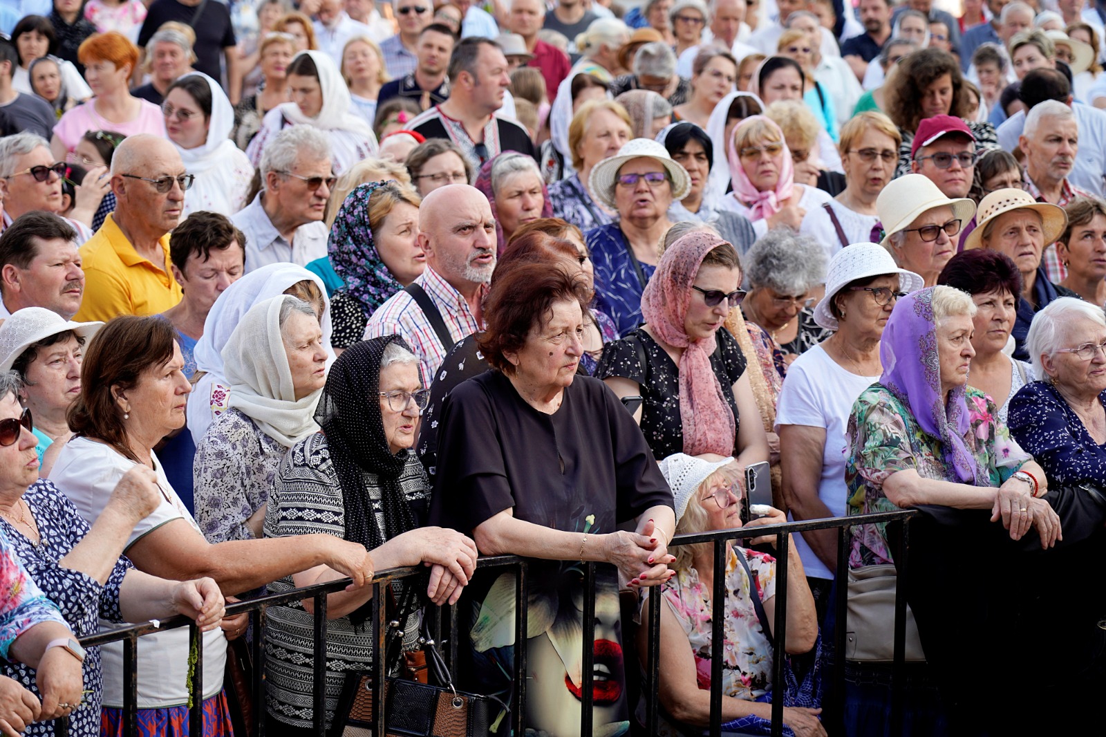 Moaștele Sfântului Iosif cel Milostiv, purtate în procesiune la hramul orașului Piatra Neamț